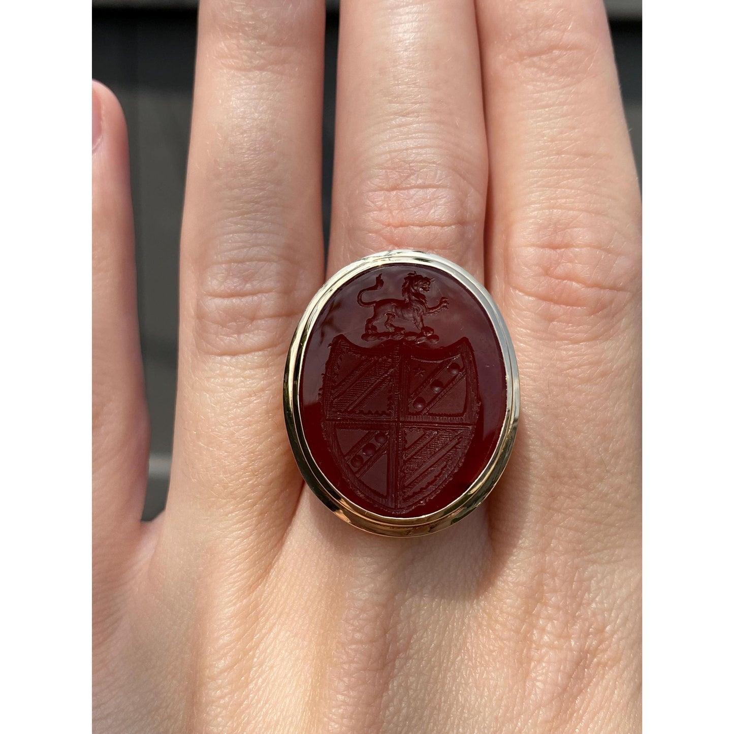 Vintage Solid 14k Yellow Gold Carnelian Carved Crest Lion Shield Ring - Size 5.5