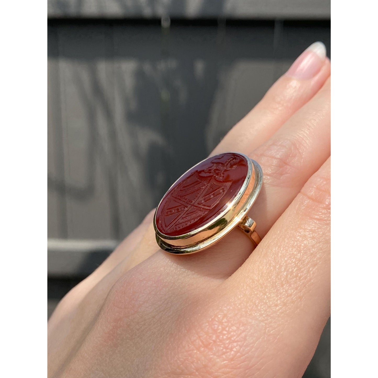 Vintage Solid 14k Yellow Gold Carnelian Carved Crest Lion Shield Ring - Size 5.5