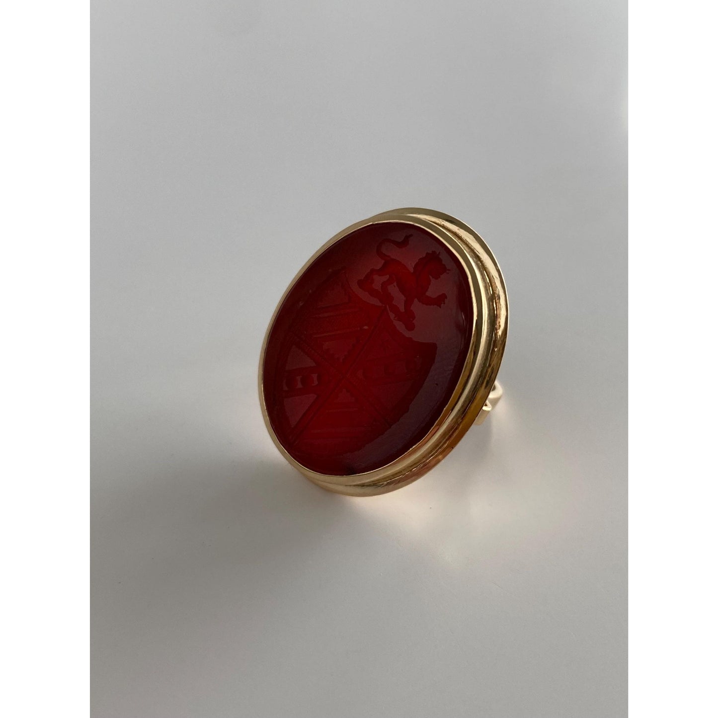 Vintage Solid 14k Yellow Gold Carnelian Carved Crest Lion Shield Ring - Size 5.5