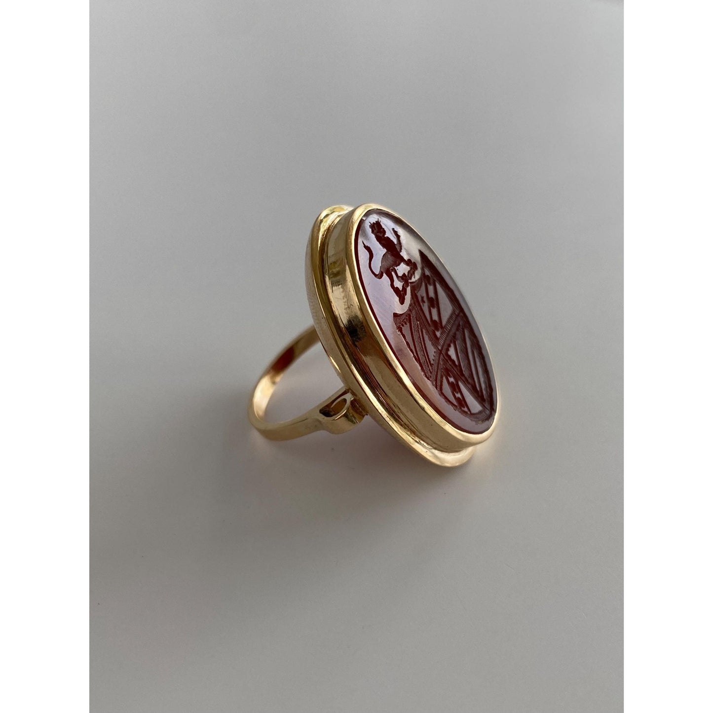 Vintage Solid 14k Yellow Gold Carnelian Carved Crest Lion Shield Ring - Size 5.5