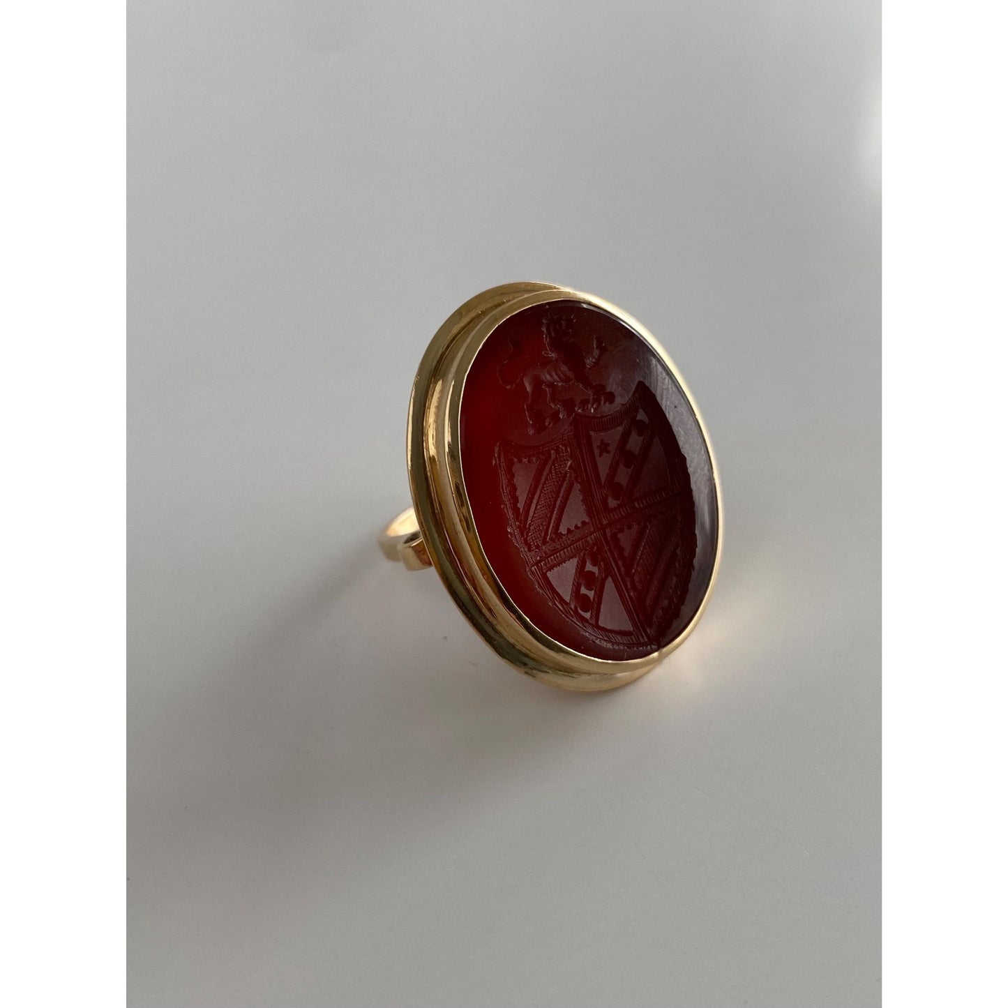 Vintage Solid 14k Yellow Gold Carnelian Carved Crest Lion Shield Ring - Size 5.5