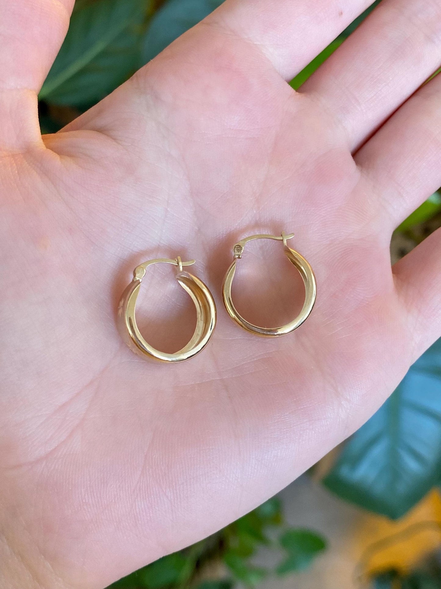Vintage Solid 14k Yellow Gold Diamond Cut Star Design Hoop Earrings
