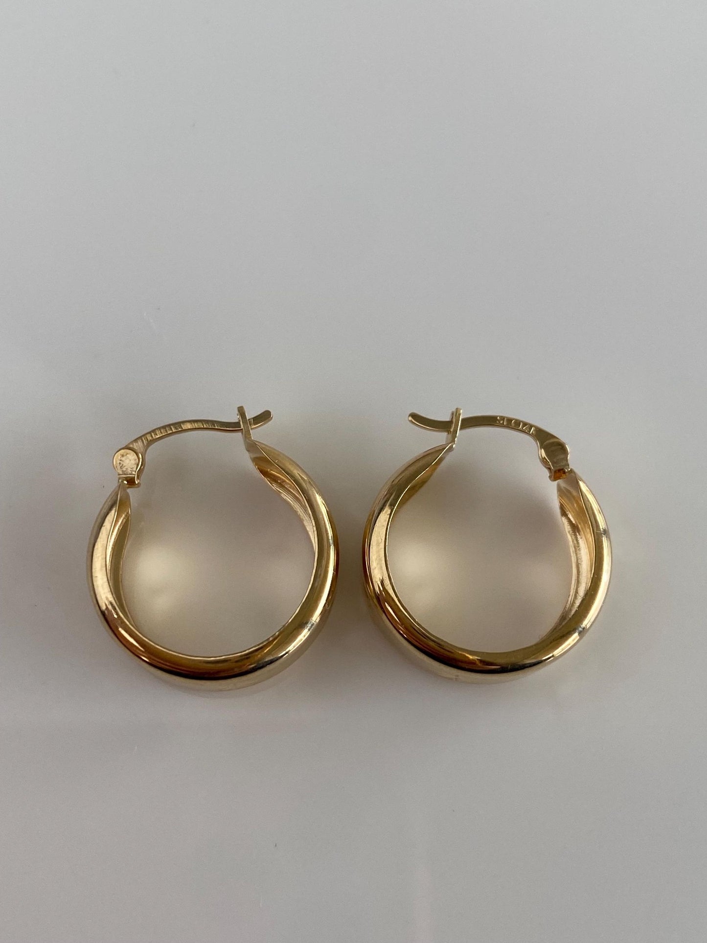 Vintage Solid 14k Yellow Gold Diamond Cut Star Design Hoop Earrings