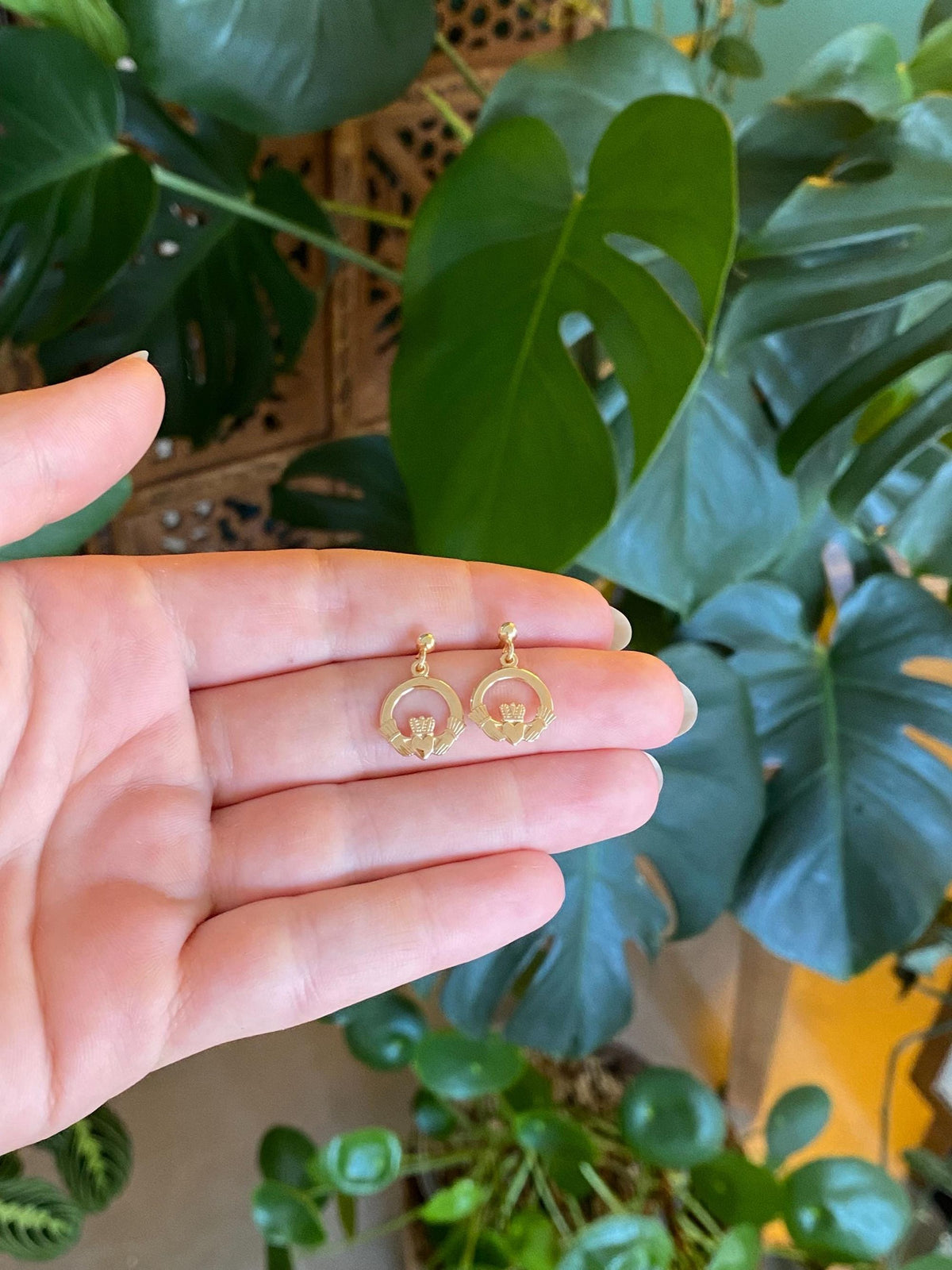 Vintage 10k Yellow Gold Claddaugh Dangle Stud Earrings