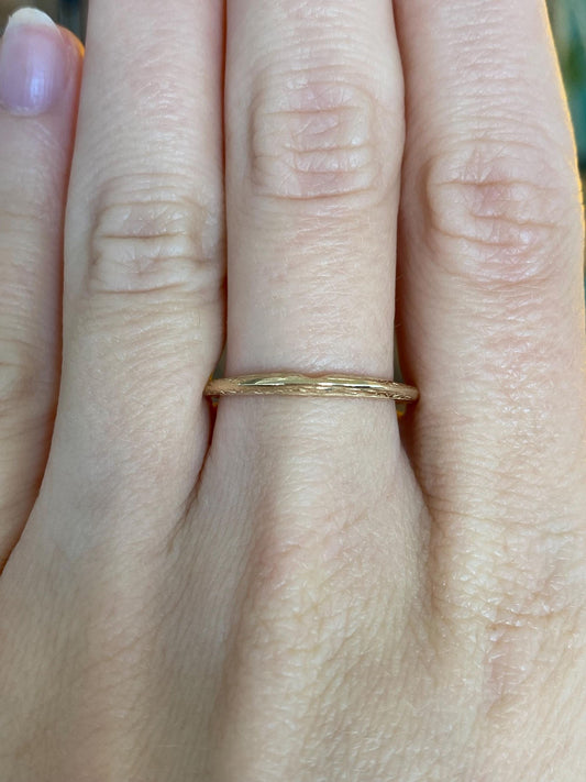 Vintage Solid 14k Yellow Gold Side Designed Ring Band - Size 8.75