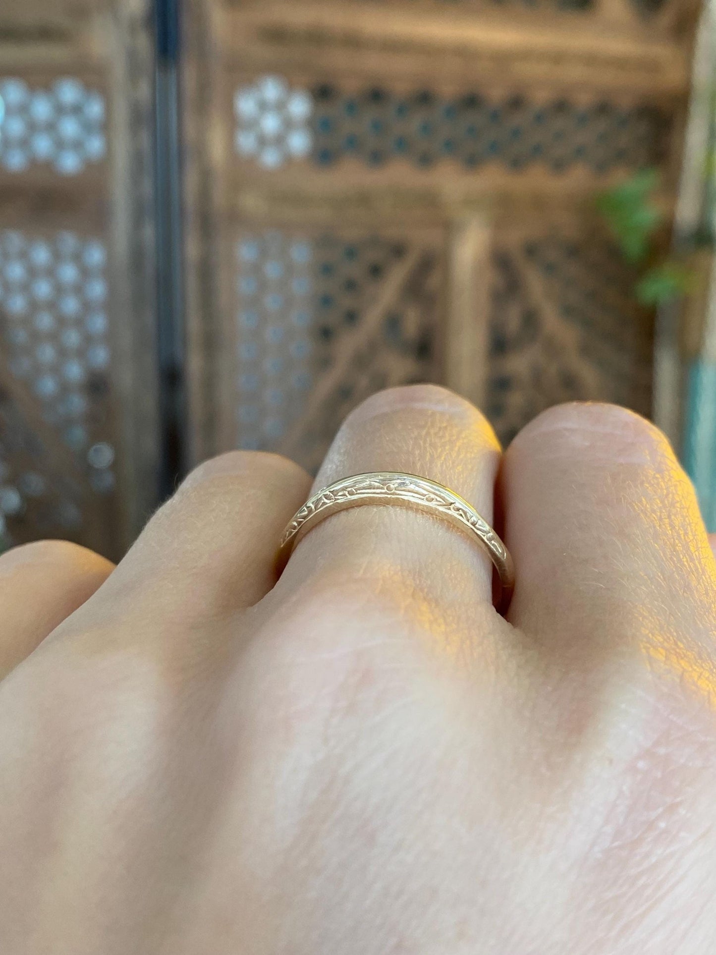Vintage Solid 14k Yellow Gold Side Designed Ring Band - Size 8.75