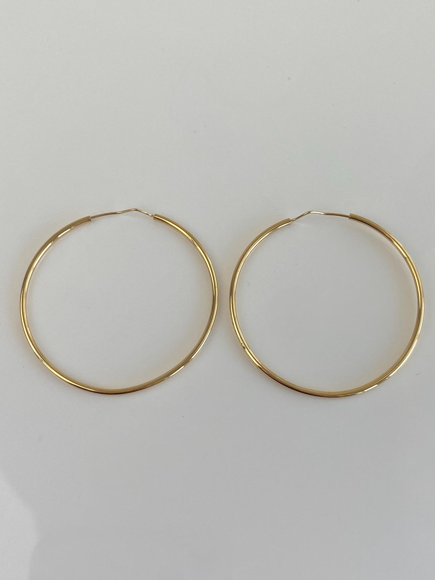 Vintage 18k Yellow Gold Thin Hoop Earrings