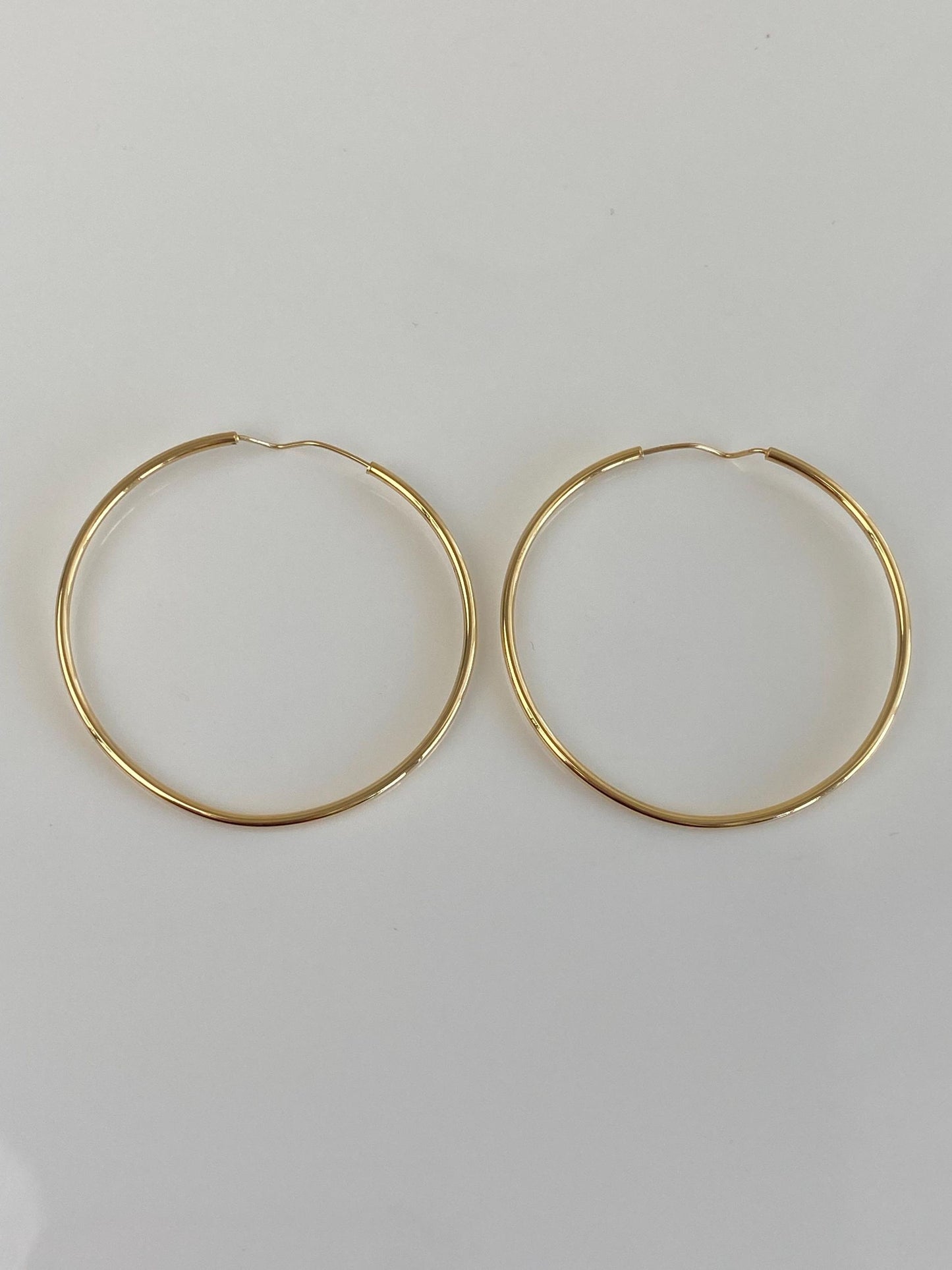 Vintage 18k Yellow Gold Thin Hoop Earrings