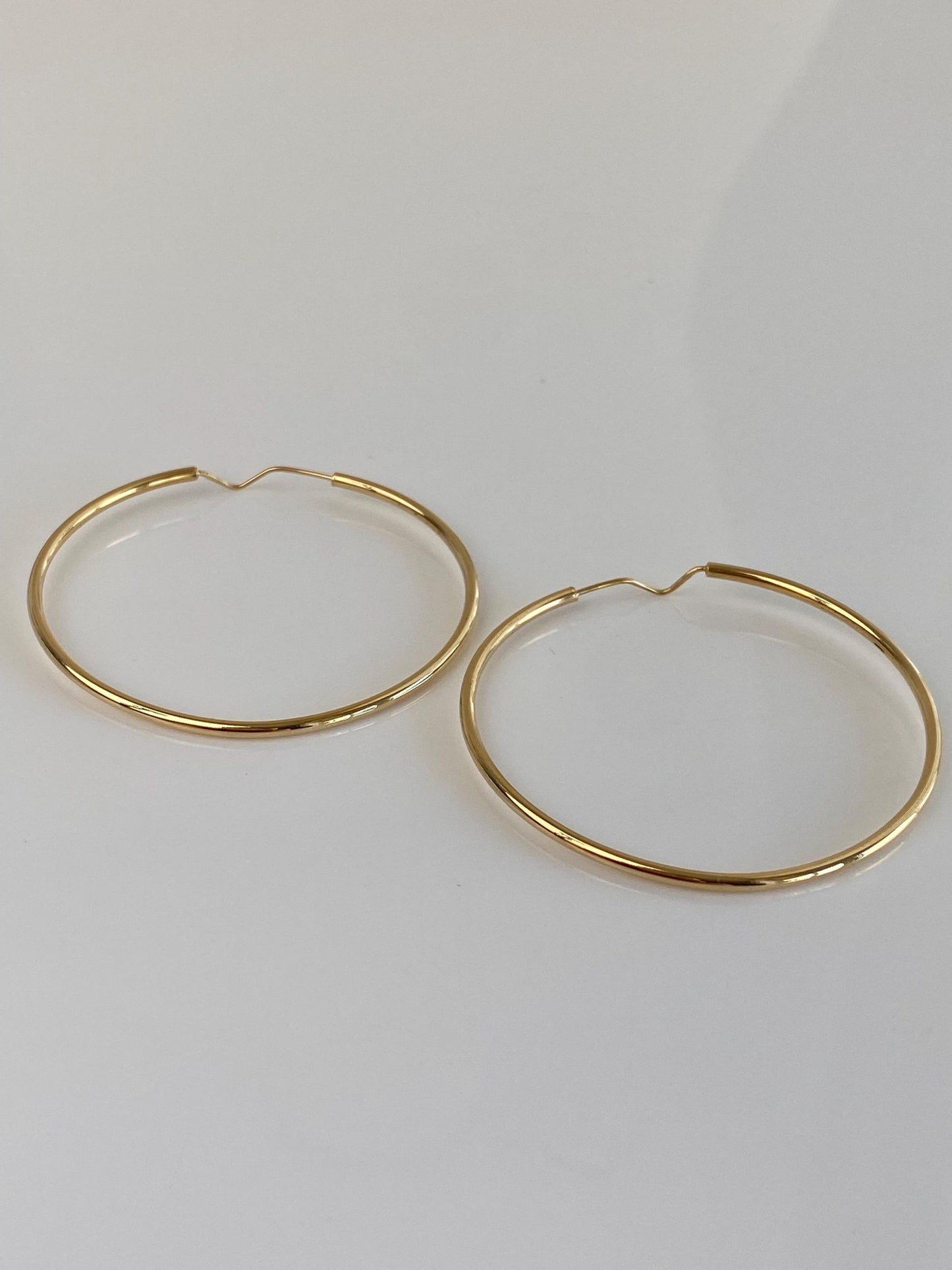 Vintage 18k Yellow Gold Thin Hoop Earrings