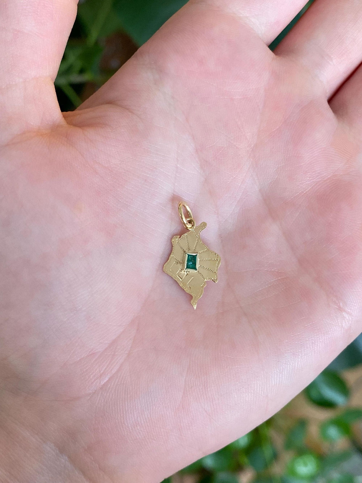 Vintage Solid 18k Yellow Gold Emerald Columbia Charm
