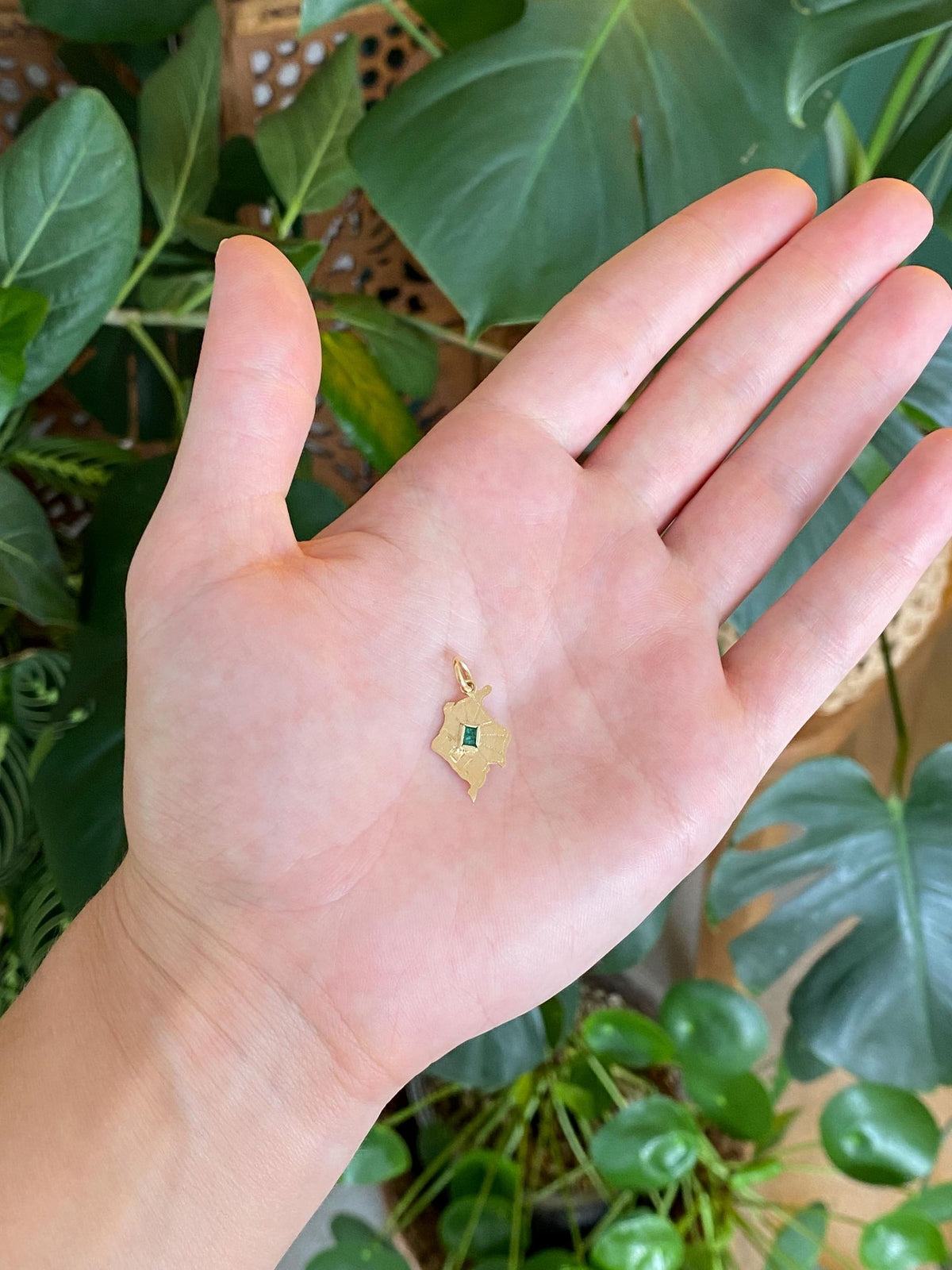Vintage Solid 18k Yellow Gold Emerald Columbia Charm