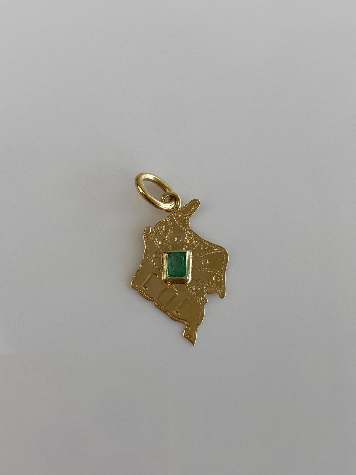 Vintage Solid 18k Yellow Gold Emerald Columbia Charm