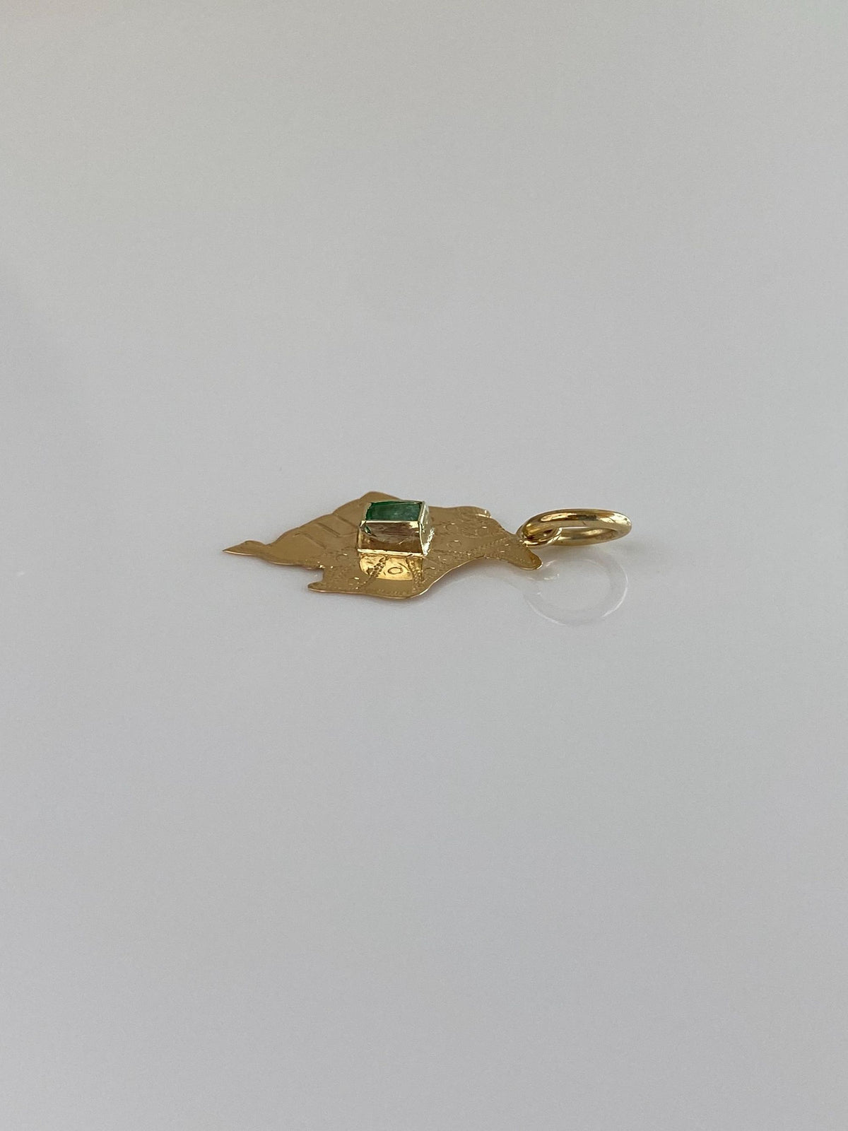 Vintage Solid 18k Yellow Gold Emerald Columbia Charm
