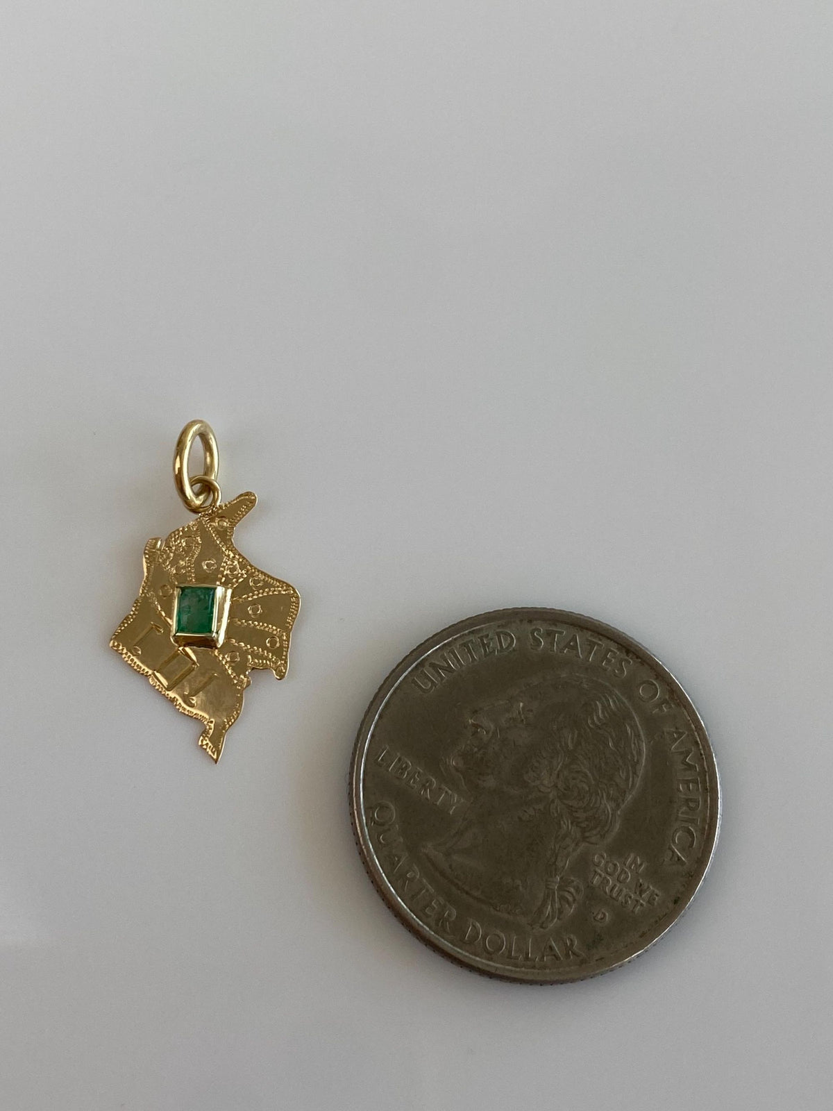 Vintage Solid 18k Yellow Gold Emerald Columbia Charm