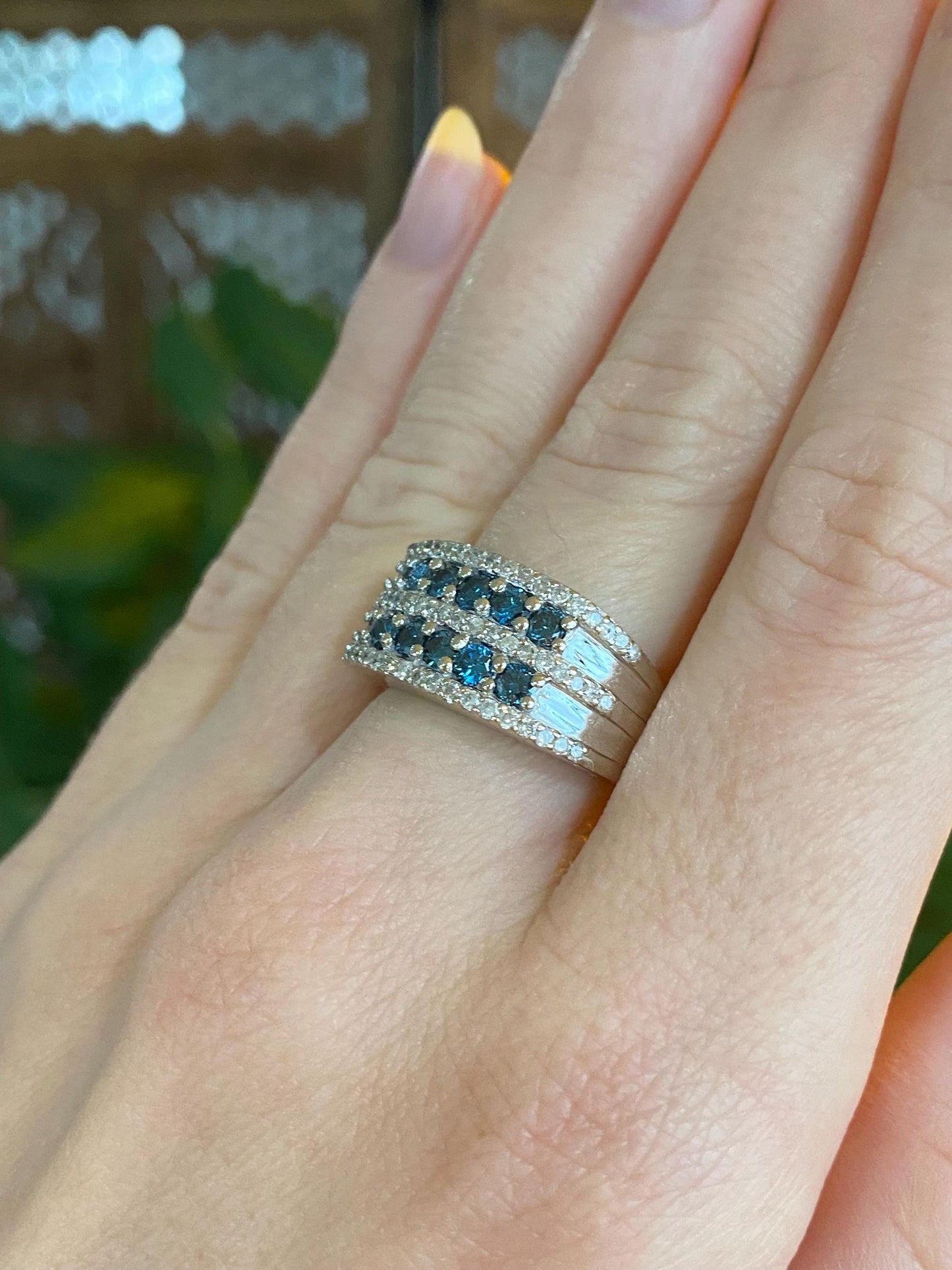 Vintage Solid 14k White Gold Clear & Blue Diamond Ring Band - Size 6
