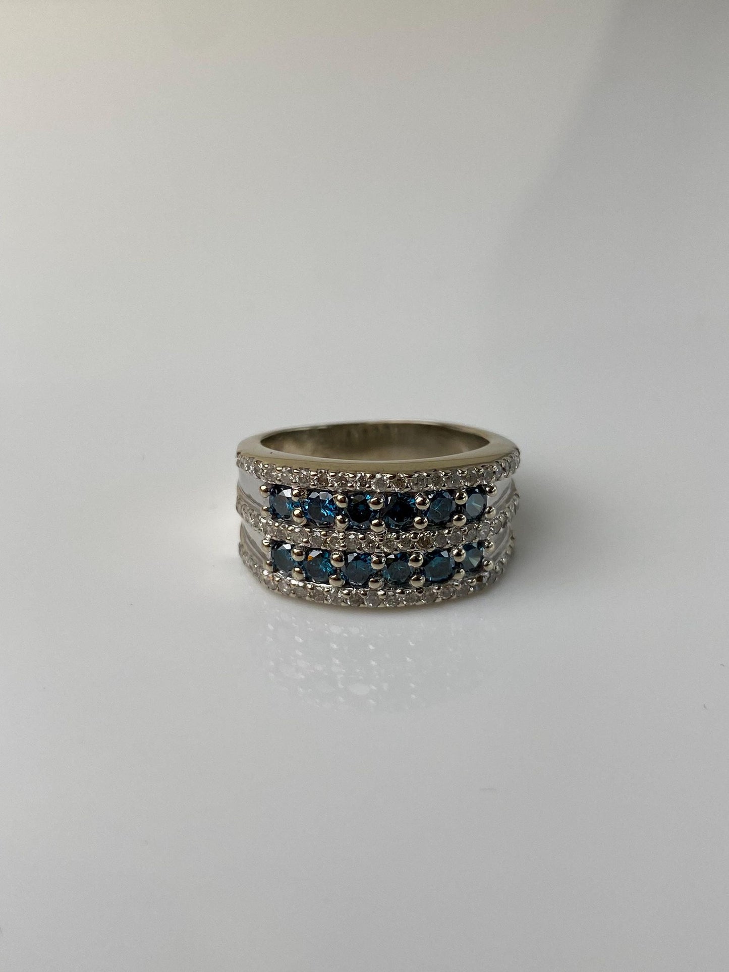 Vintage Solid 14k White Gold Clear & Blue Diamond Ring Band - Size 6