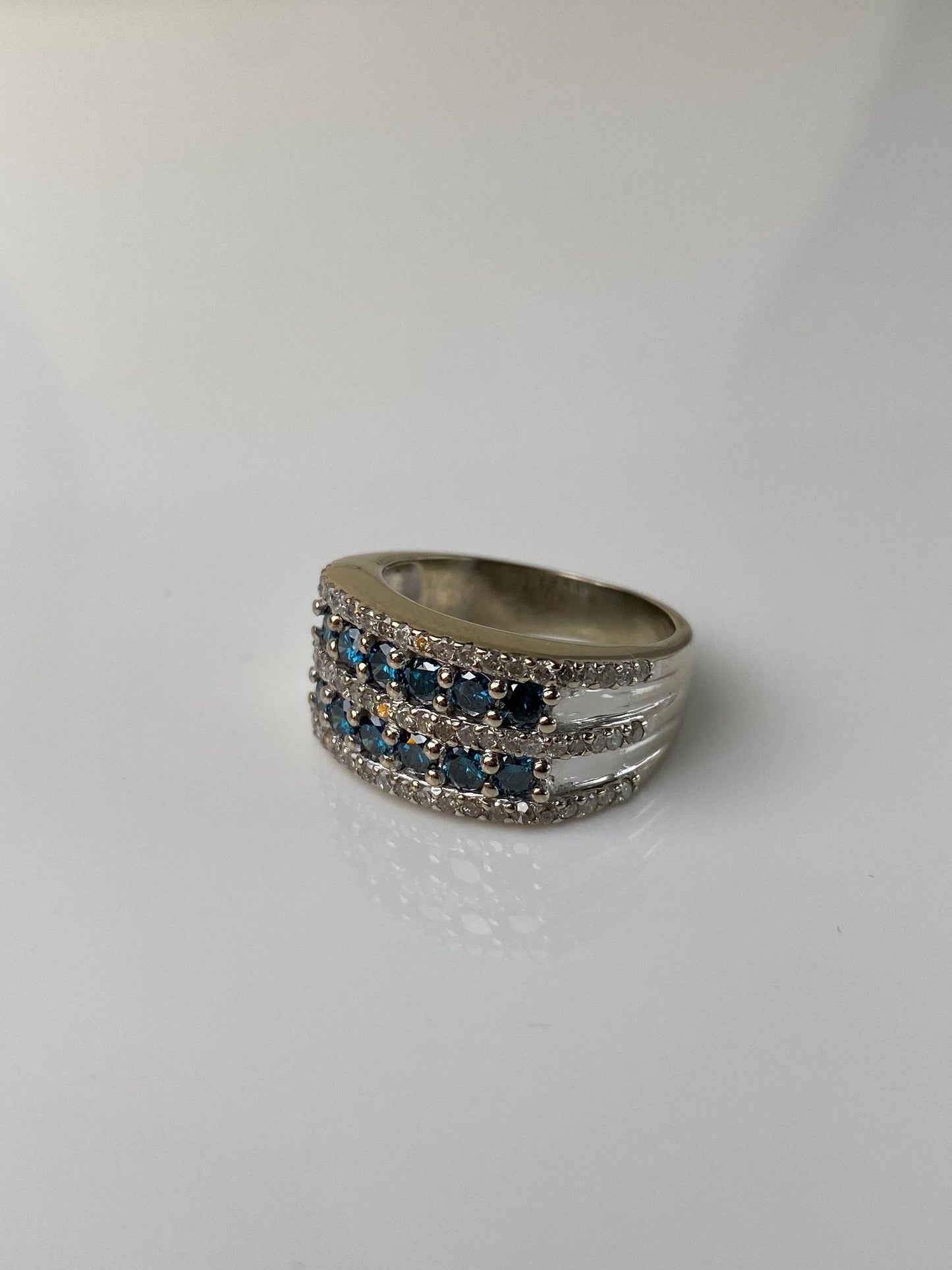 Vintage Solid 14k White Gold Clear & Blue Diamond Ring Band - Size 6