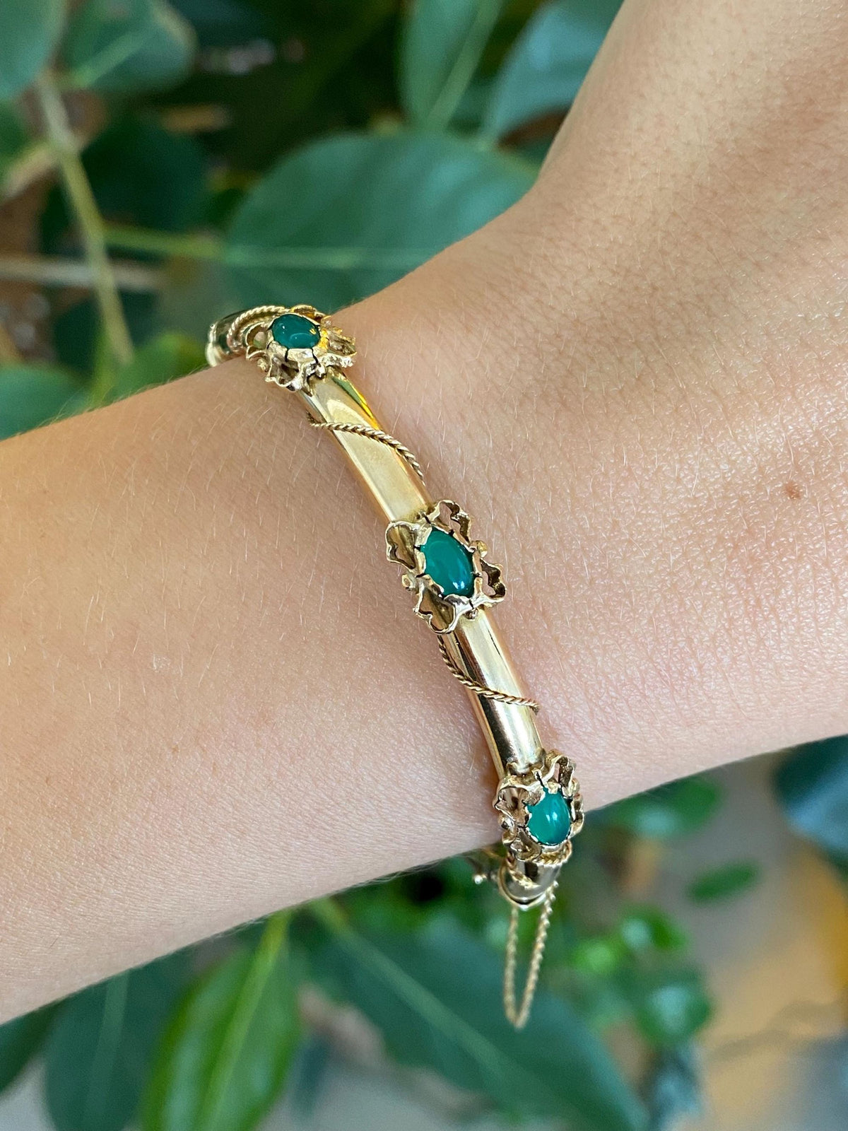 Vintage 14k Yellow Gold Green Chalcedony Rope Twist Detail Bangle Bracelet - 6.5 Inches