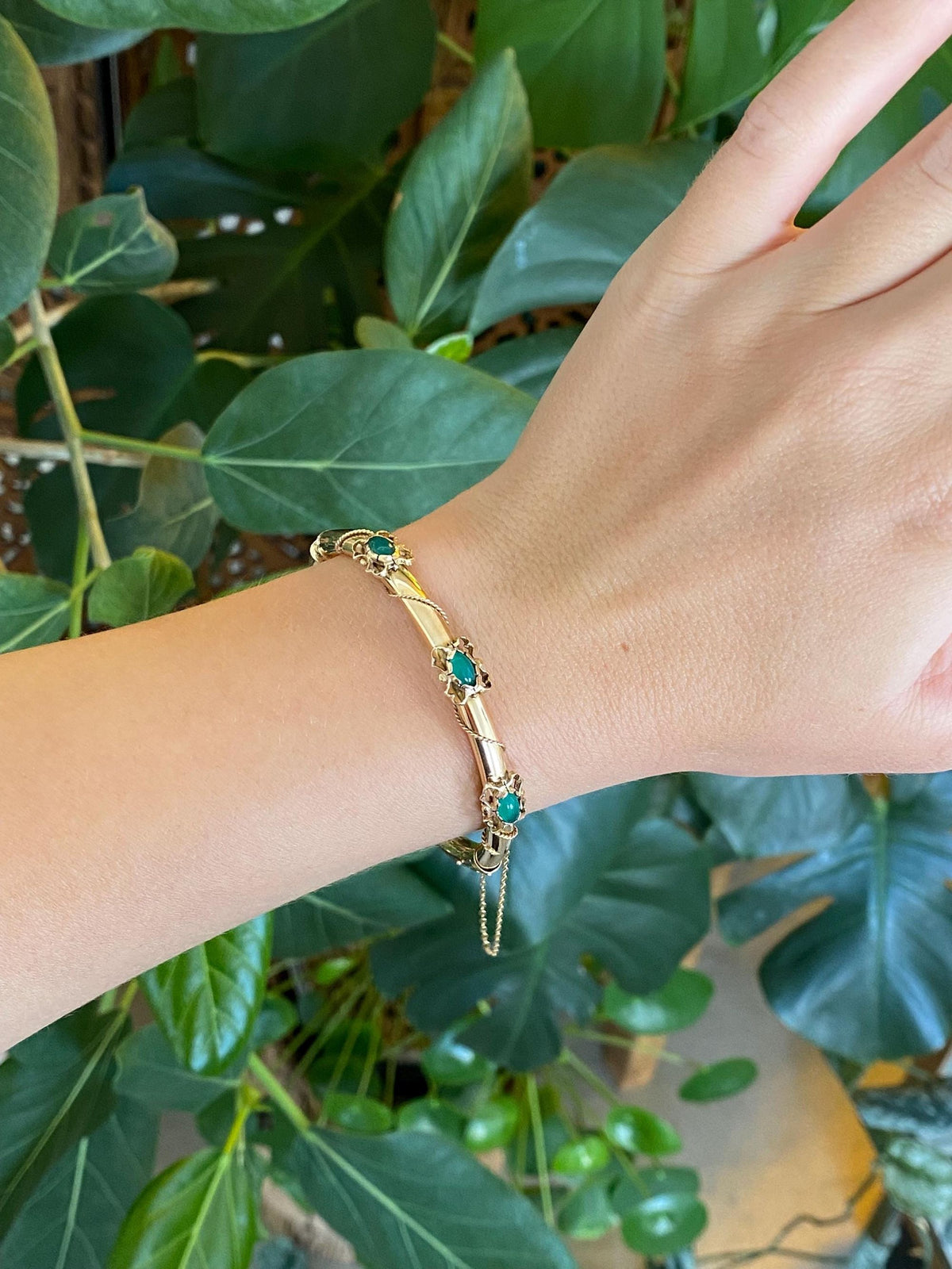 Vintage 14k Yellow Gold Green Chalcedony Rope Twist Detail Bangle Bracelet - 6.5 Inches
