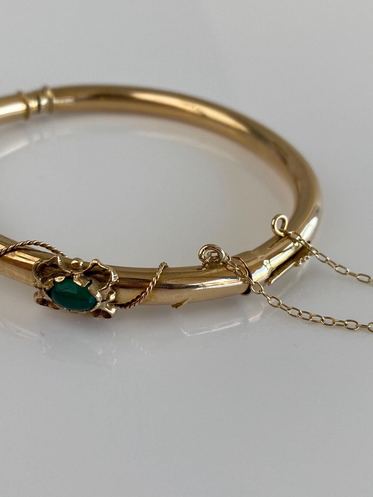 Vintage 14k Yellow Gold Green Chalcedony Rope Twist Detail Bangle Bracelet - 6.5 Inches