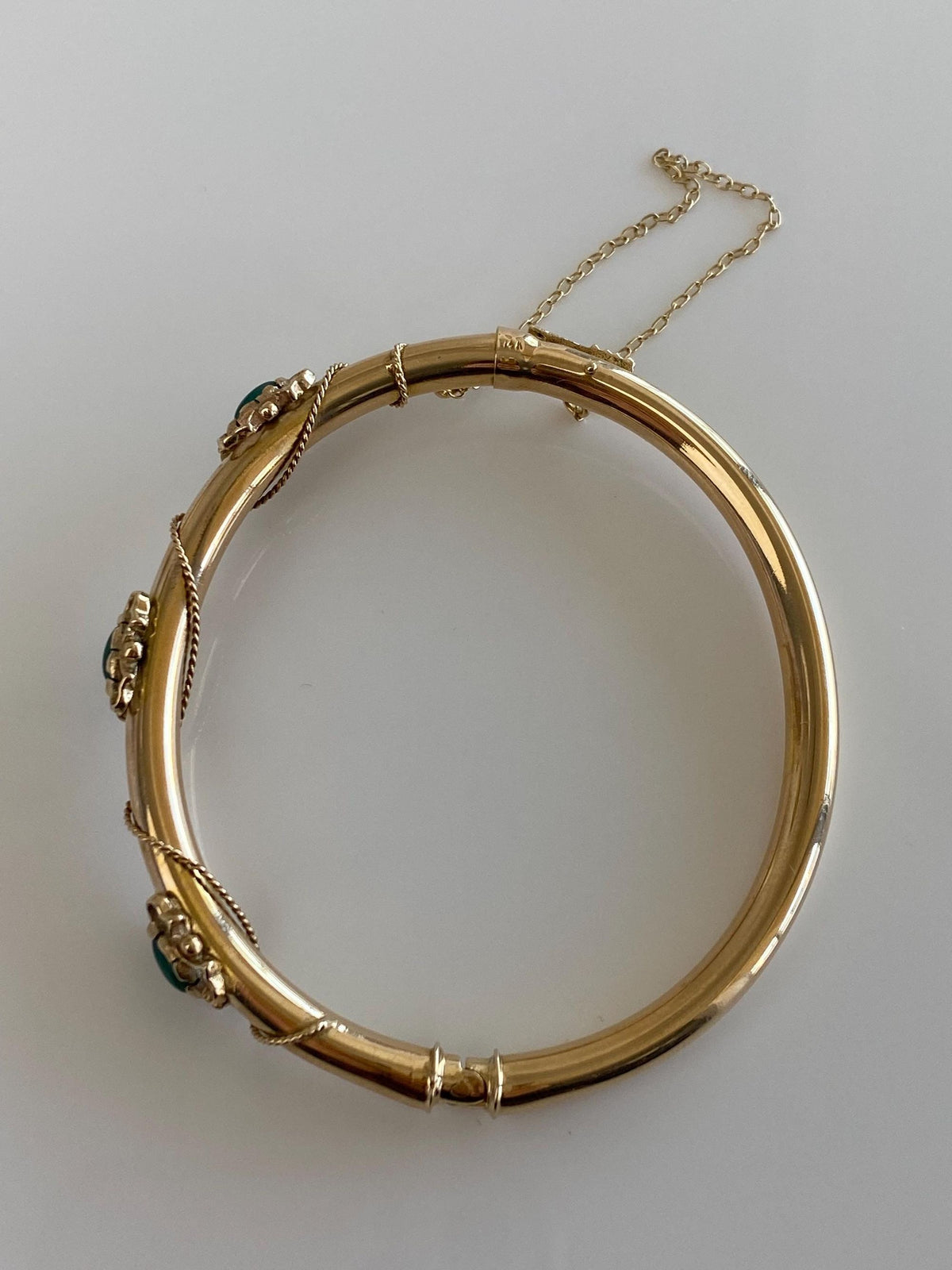 Vintage 14k Yellow Gold Green Chalcedony Rope Twist Detail Bangle Bracelet - 6.5 Inches