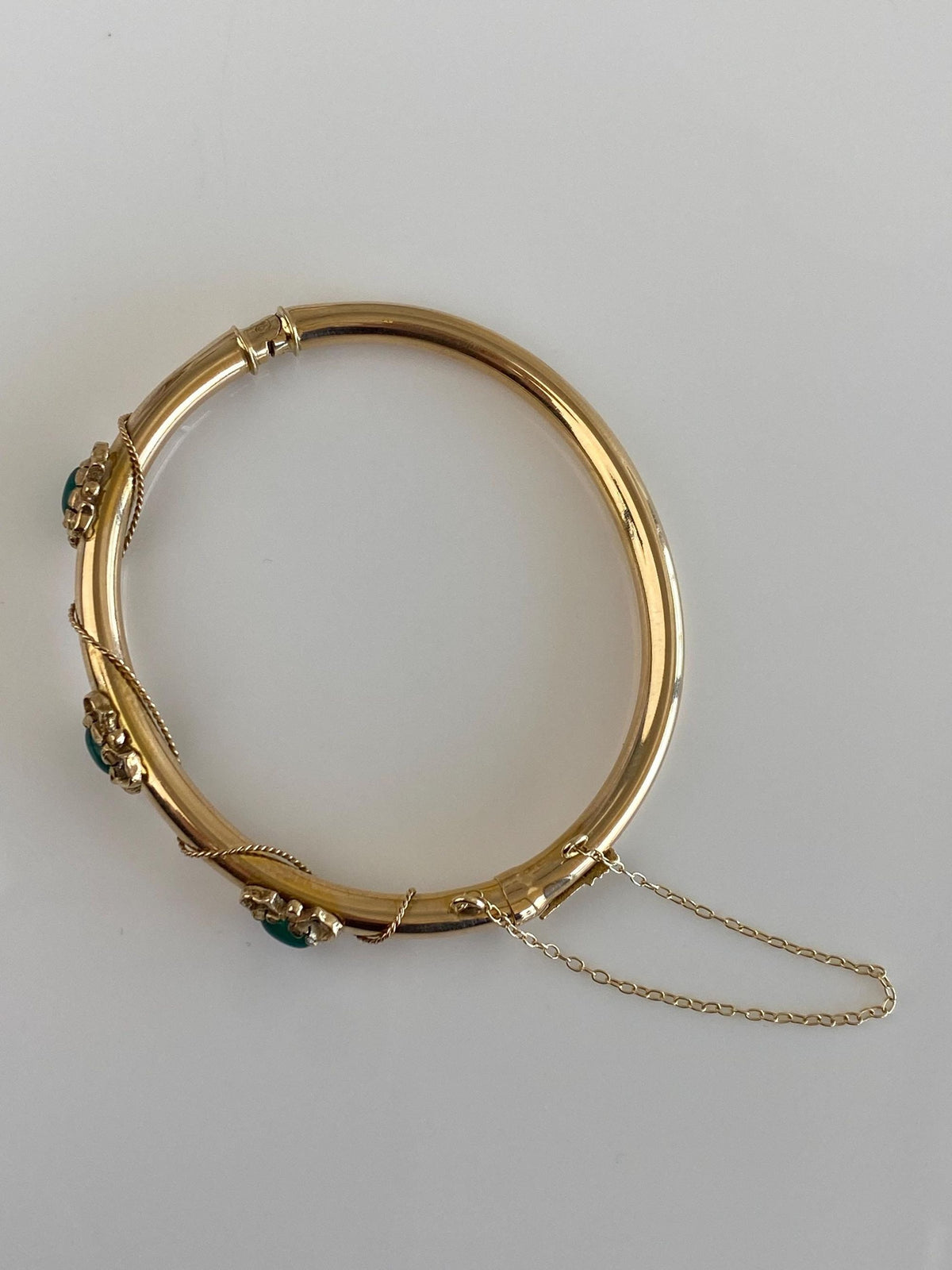 Vintage 14k Yellow Gold Green Chalcedony Rope Twist Detail Bangle Bracelet - 6.5 Inches