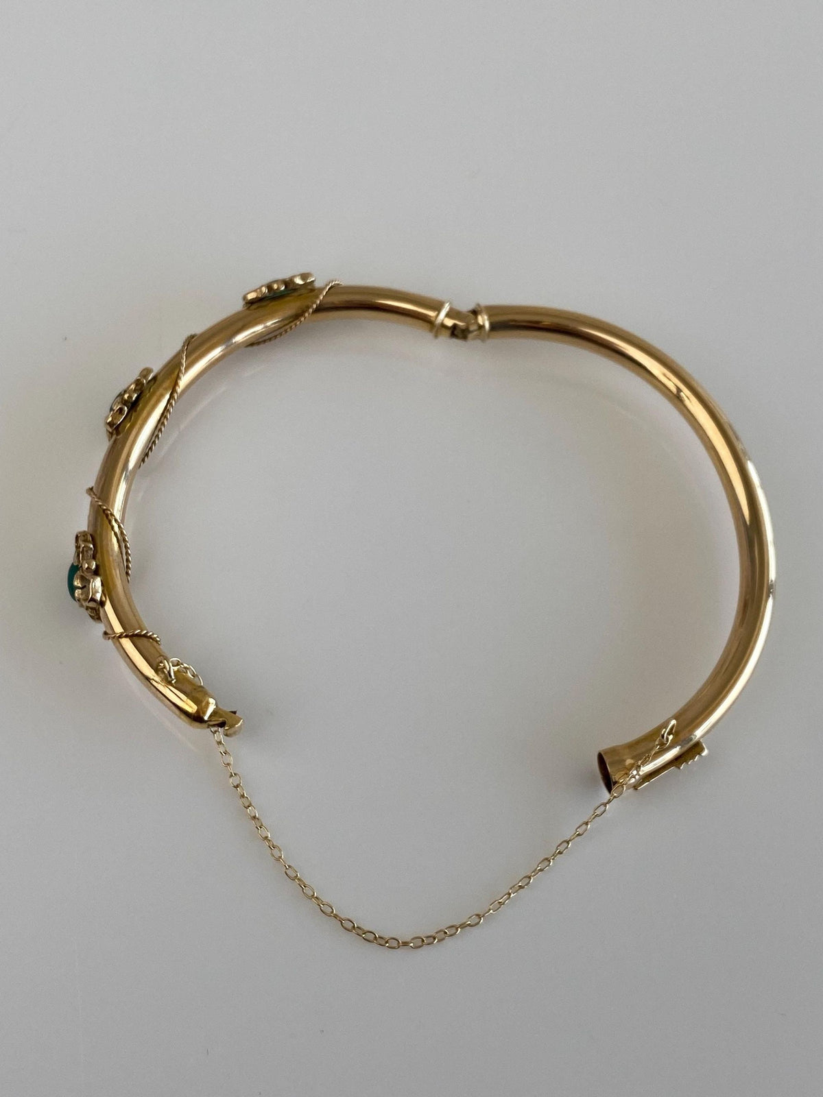 Vintage 14k Yellow Gold Green Chalcedony Rope Twist Detail Bangle Bracelet - 6.5 Inches