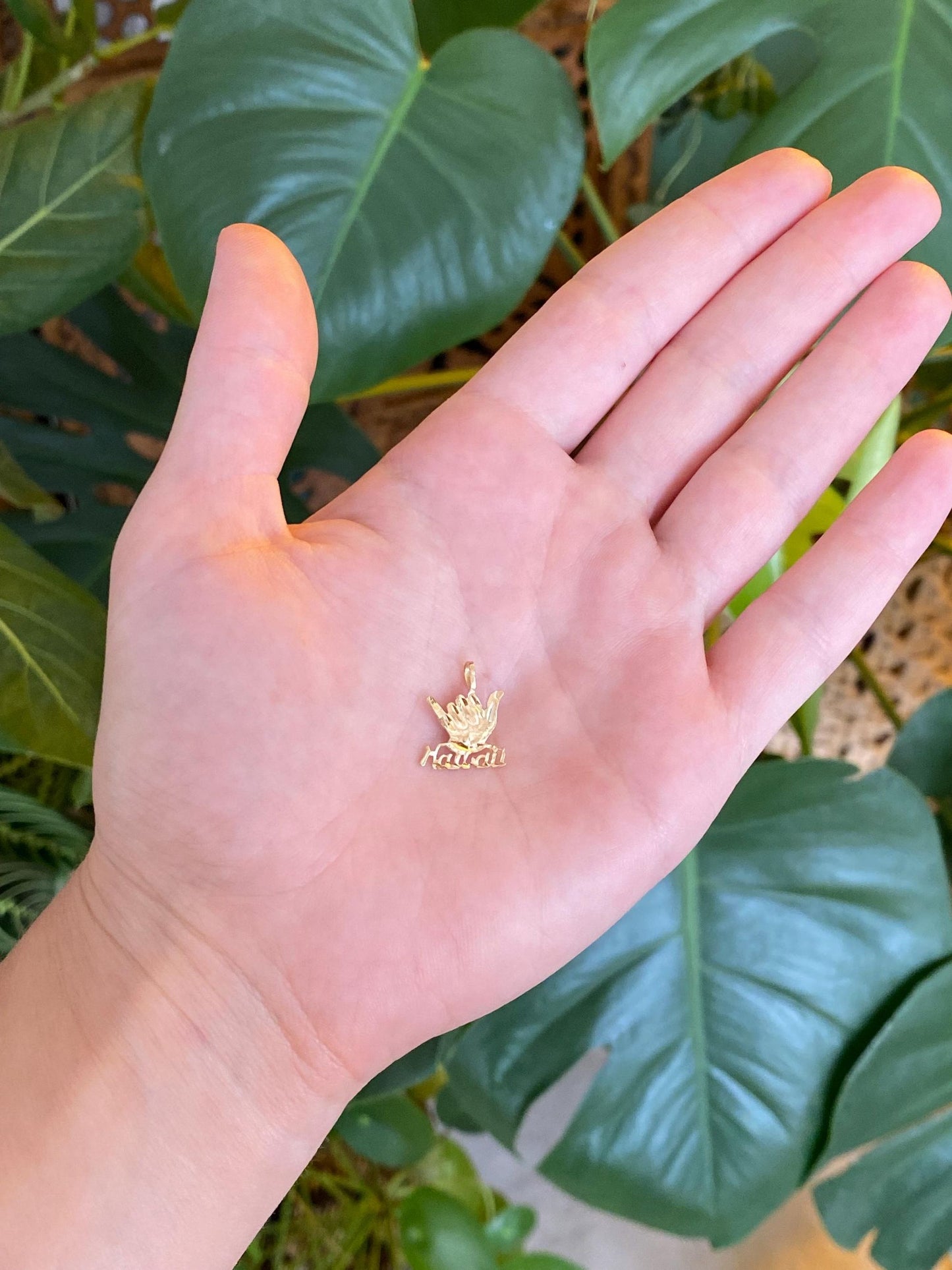 Vintage Solid 14k Yellow Gold Diamond Cut Shaka Hawaii Charm
