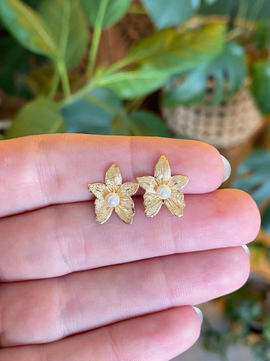 Vintage Solid 14k Yellow Gold Pearl Flower Leaf Stud Earrings