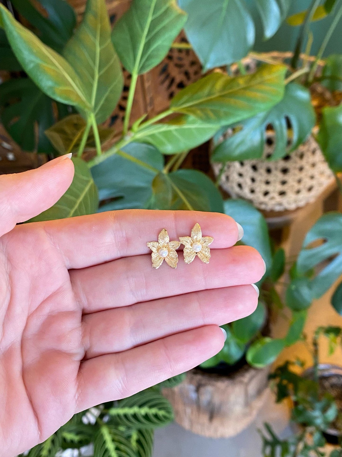 Vintage Solid 14k Yellow Gold Pearl Flower Leaf Stud Earrings