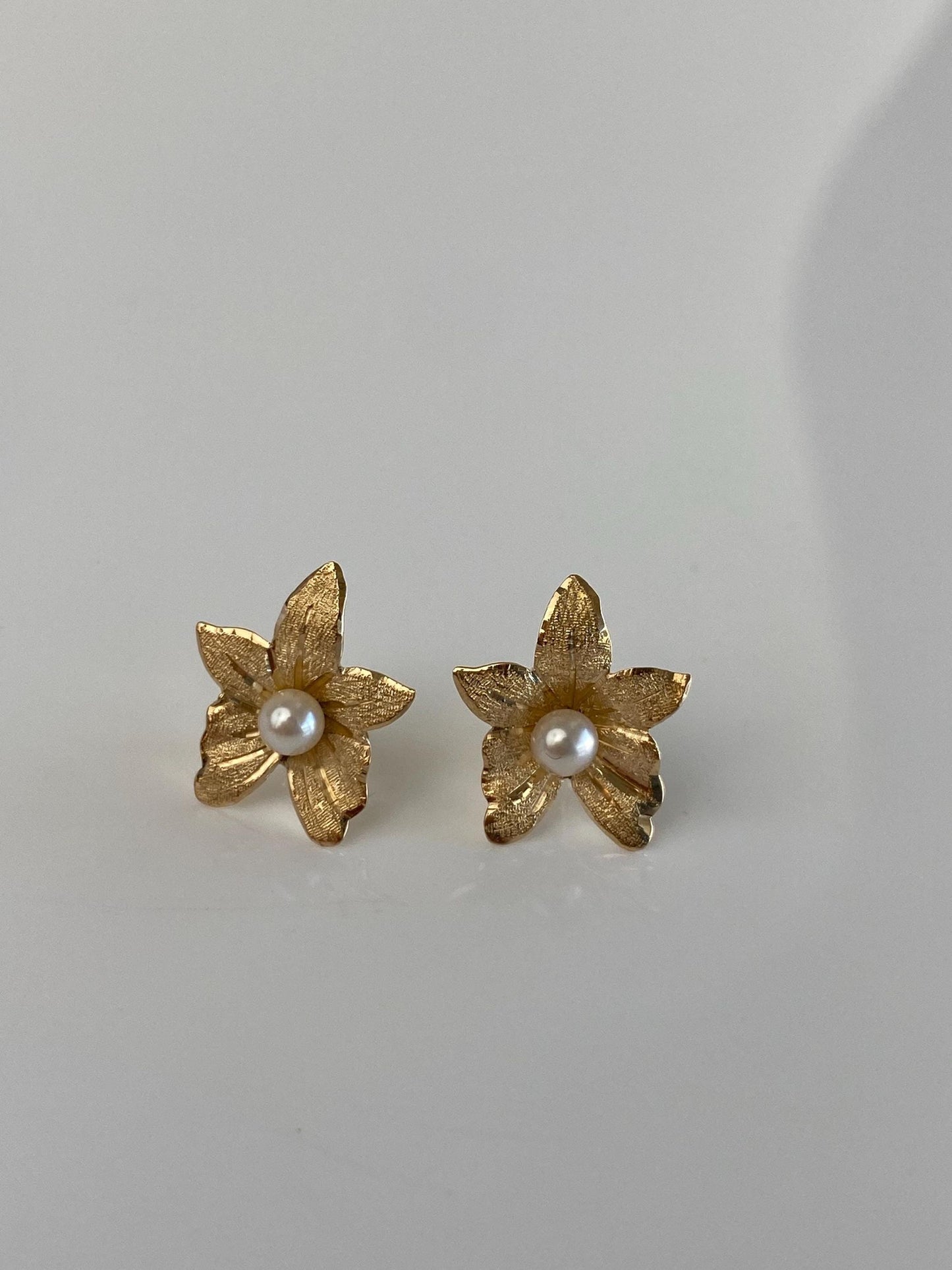 Vintage Solid 14k Yellow Gold Pearl Flower Leaf Stud Earrings