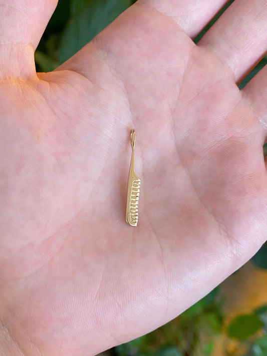 Vintage Solid 14k Yellow Gold Rat Tail Comb Charm