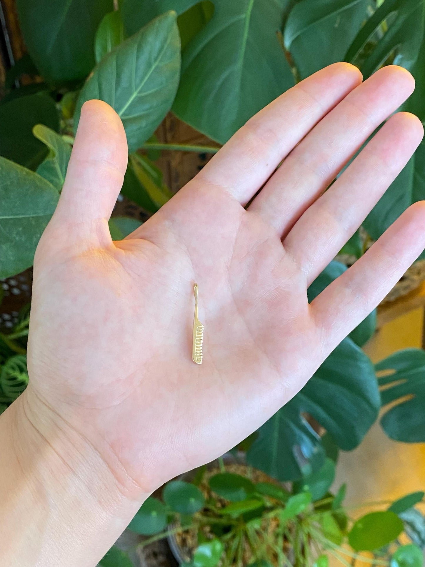 Vintage Solid 14k Yellow Gold Rat Tail Comb Charm