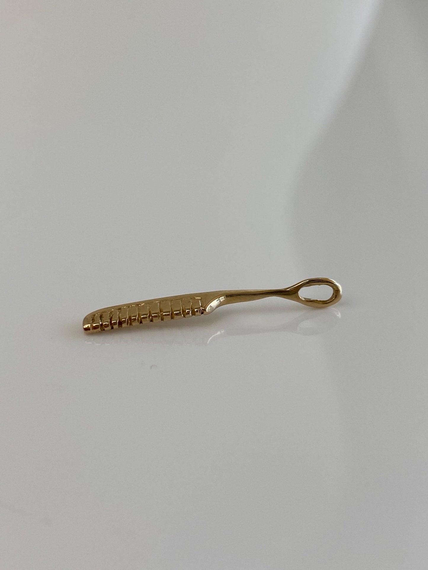 Vintage Solid 14k Yellow Gold Rat Tail Comb Charm