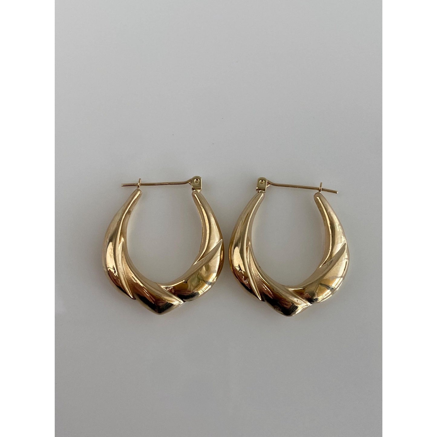 Vintage 14k Yellow Gold Scalloped Hoop Earrings