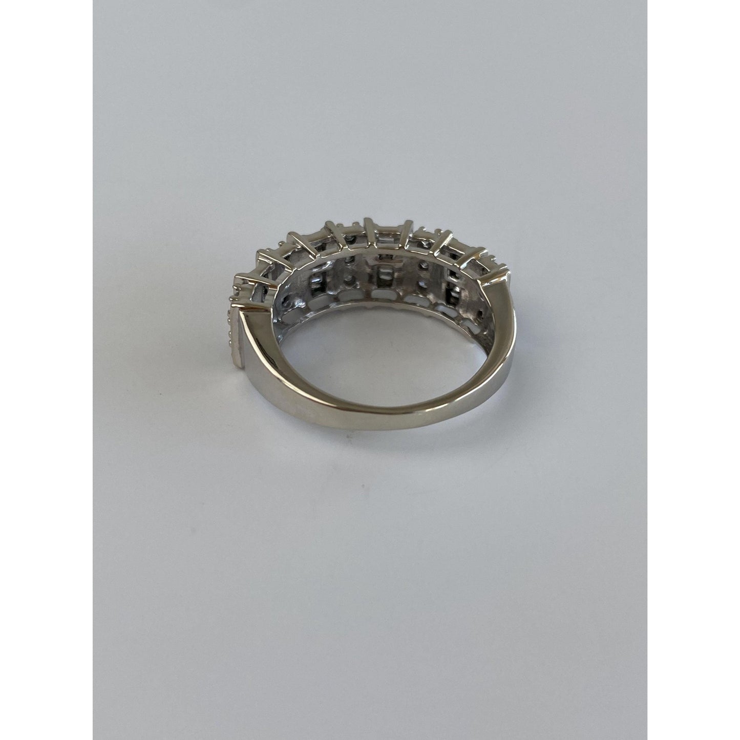Vintage Solid 10k White Gold Diamond Ring Band - Size 7.25