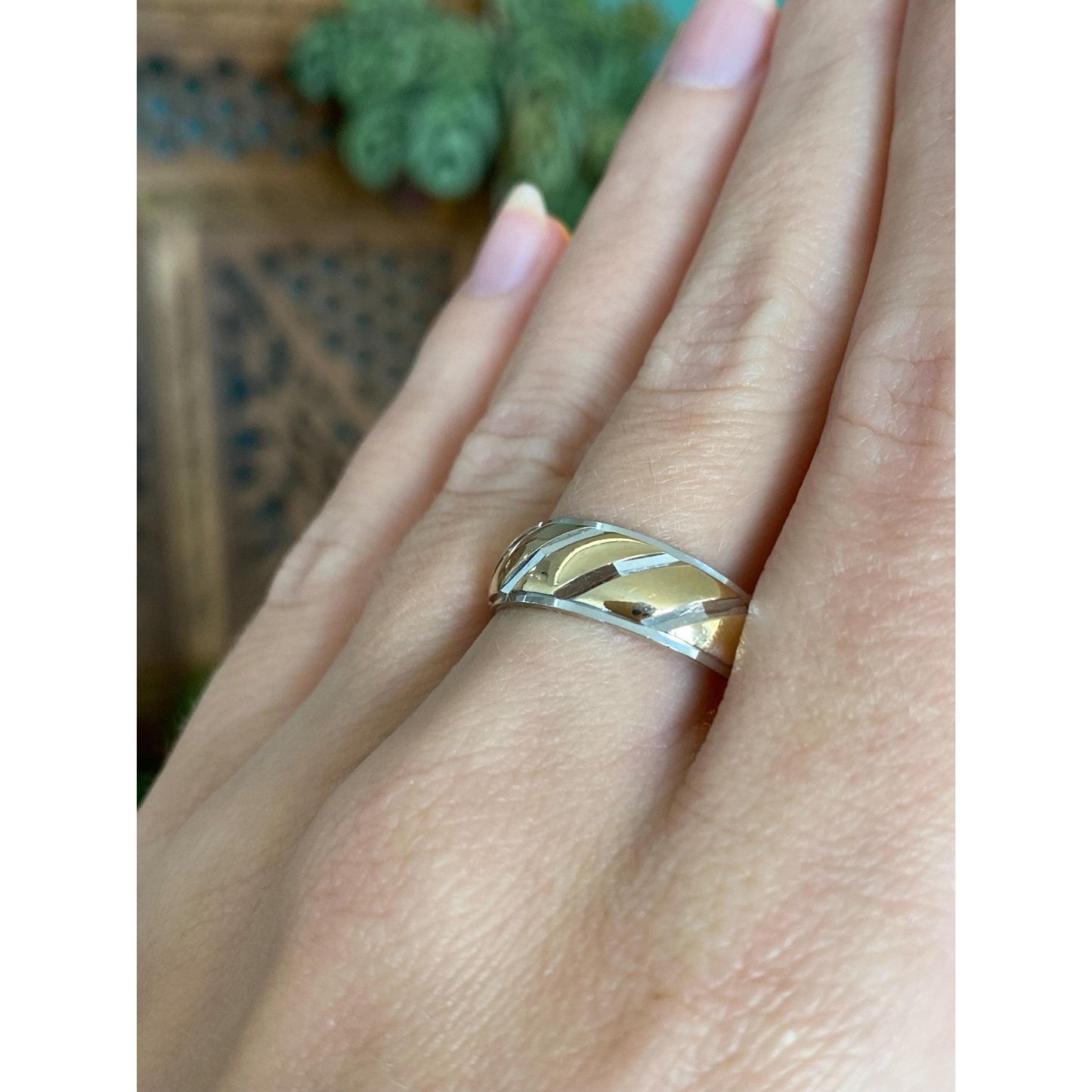 Vintage Solid 14k White & Yellow Gold Diamond Cut Lined Ring Band - Size 10