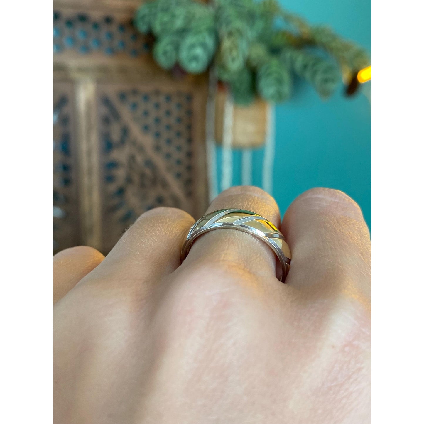 Vintage Solid 14k White & Yellow Gold Diamond Cut Lined Ring Band - Size 10