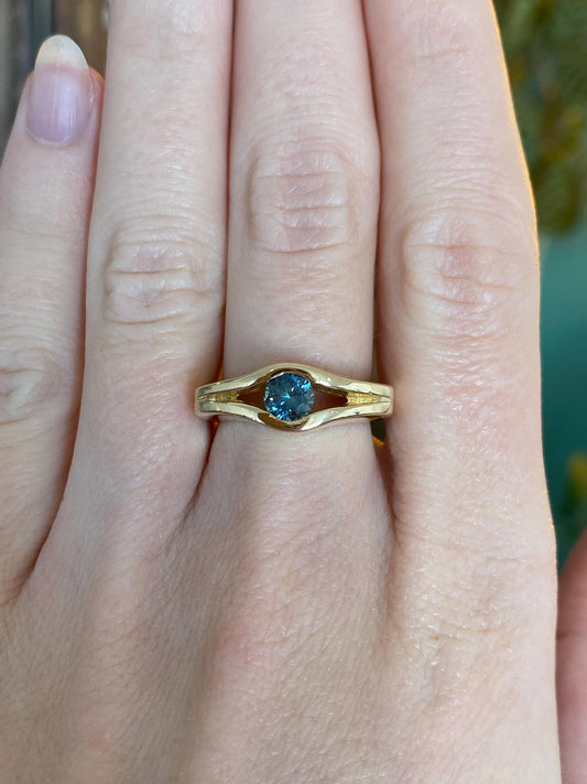 Vintage Solid 14k Yellow Gold Blue Zircon Ring - Size 6.25