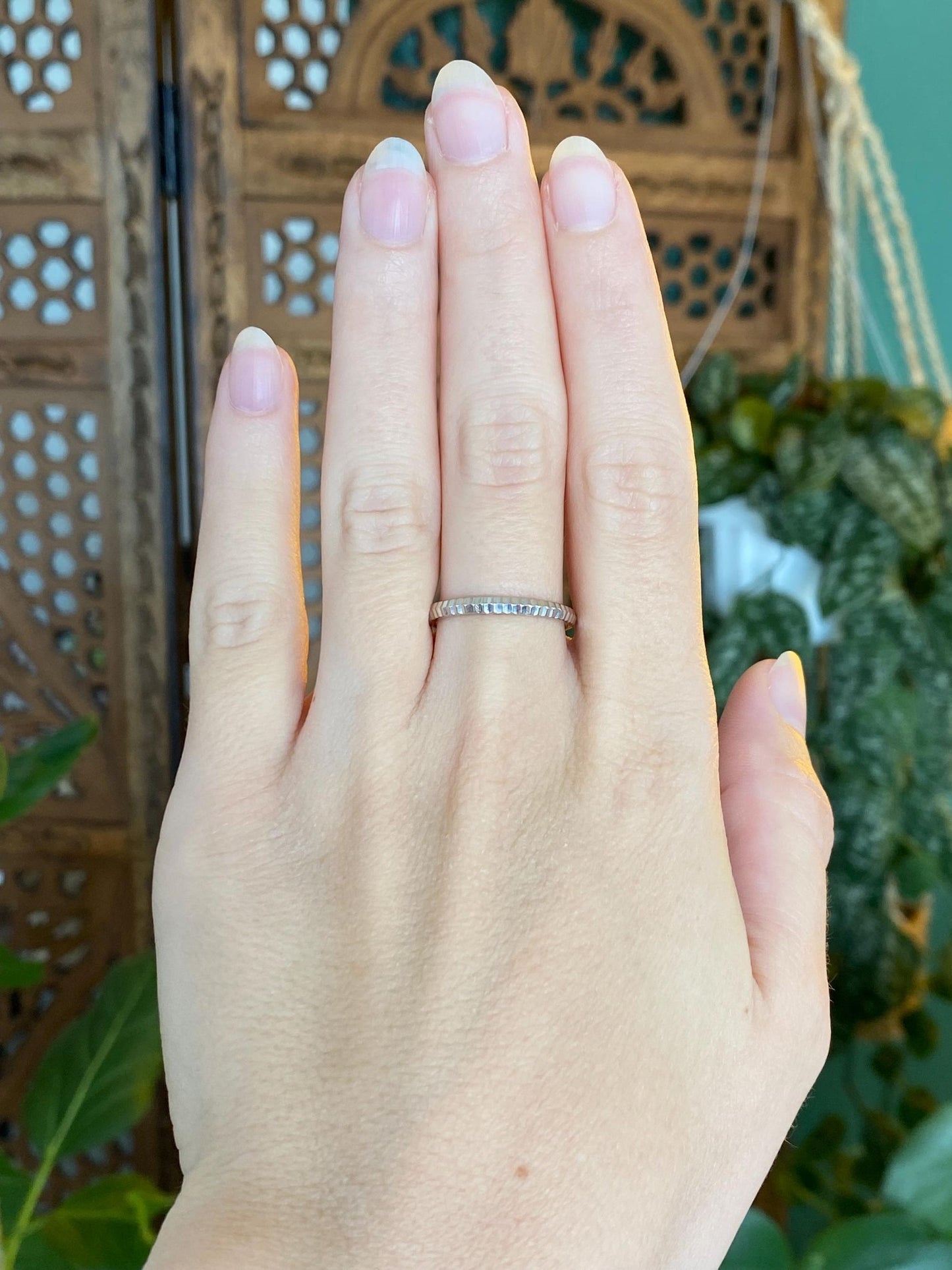 Vintage Solid 14k White Gold Diamond Cut Ring Band - Size 8.25