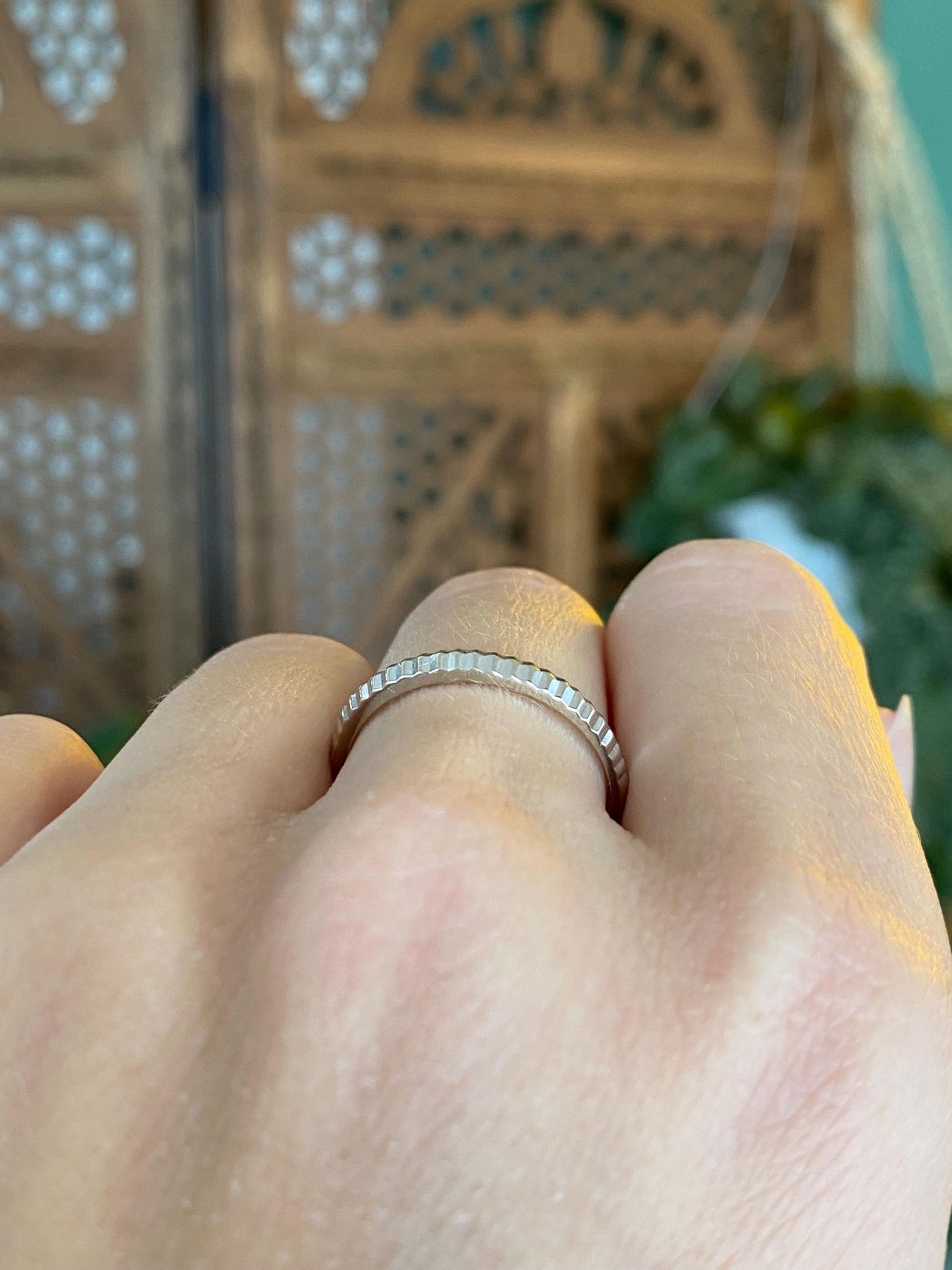 Vintage Solid 14k White Gold Diamond Cut Ring Band - Size 8.25