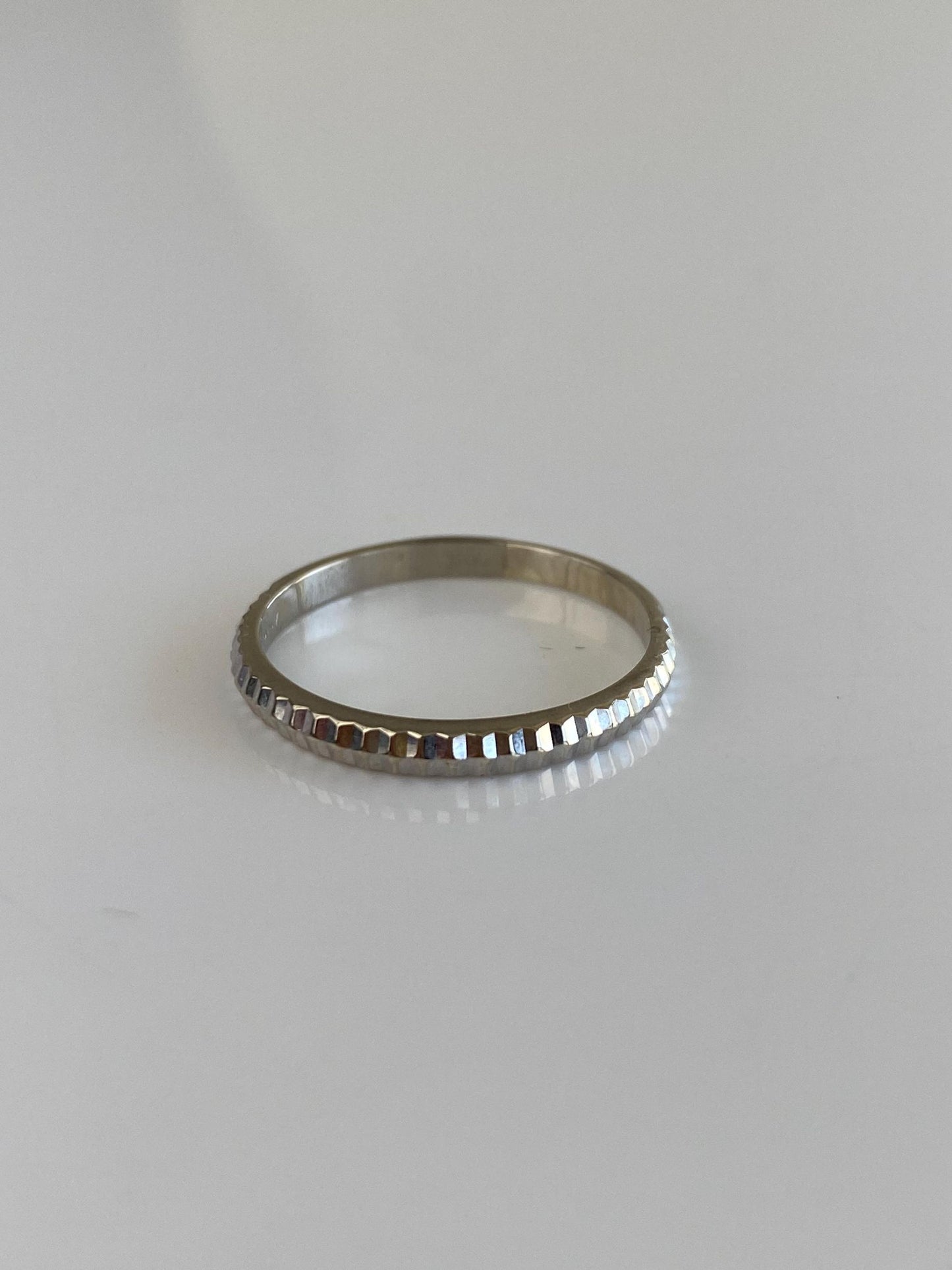 Vintage Solid 14k White Gold Diamond Cut Ring Band - Size 8.25
