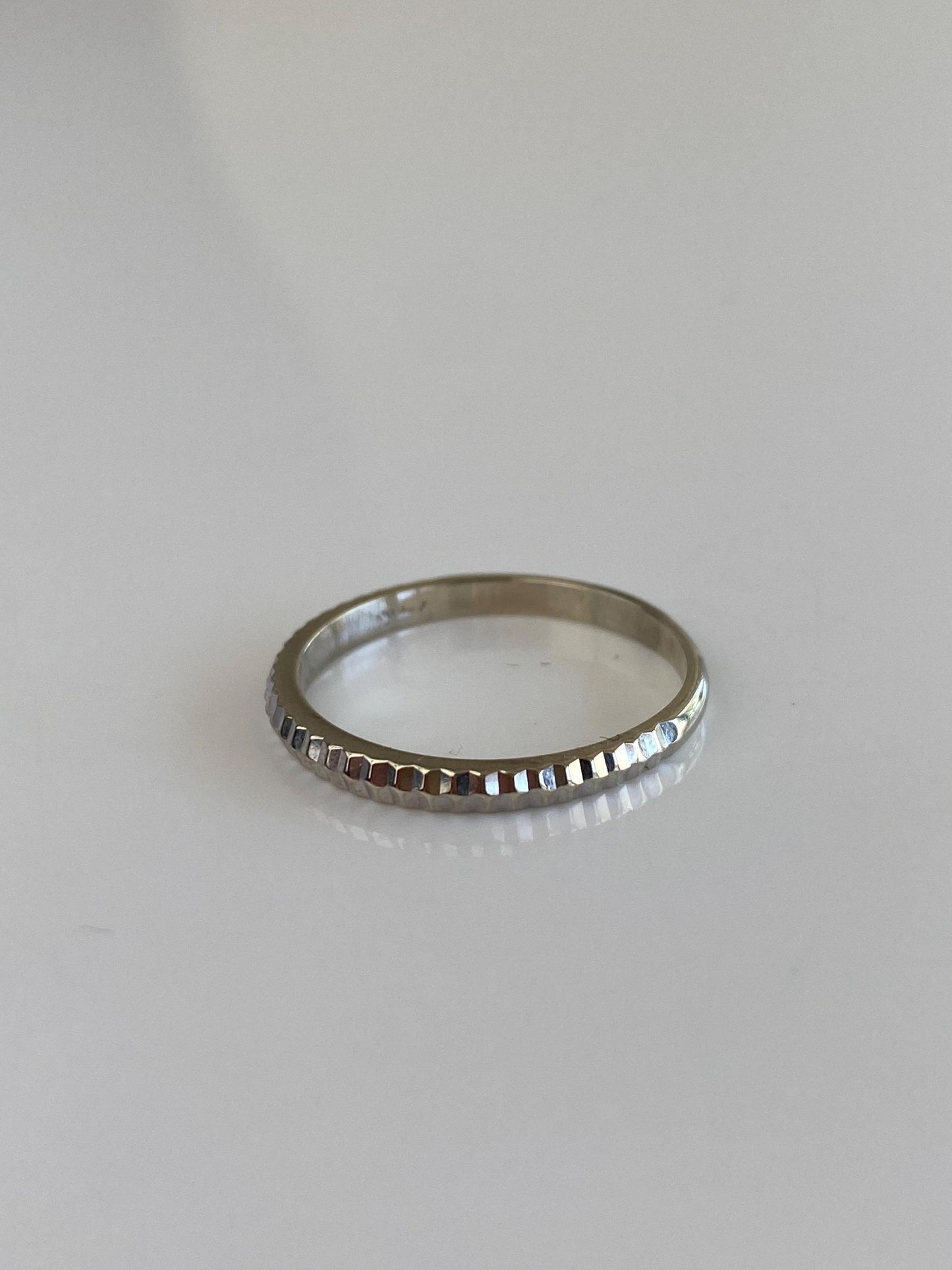 Vintage Solid 14k White Gold Diamond Cut Ring Band - Size 8.25