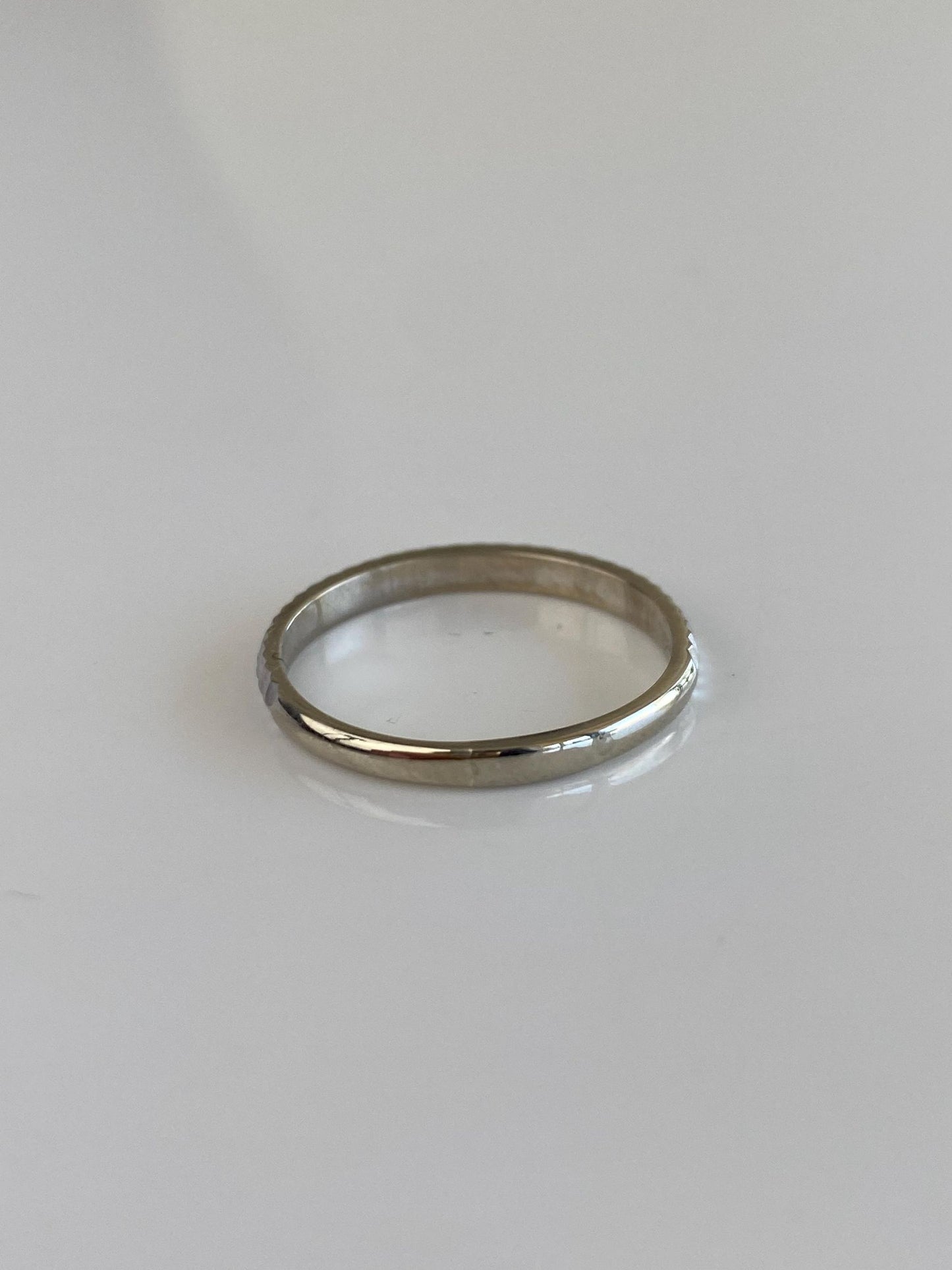 Vintage Solid 14k White Gold Diamond Cut Ring Band - Size 8.25