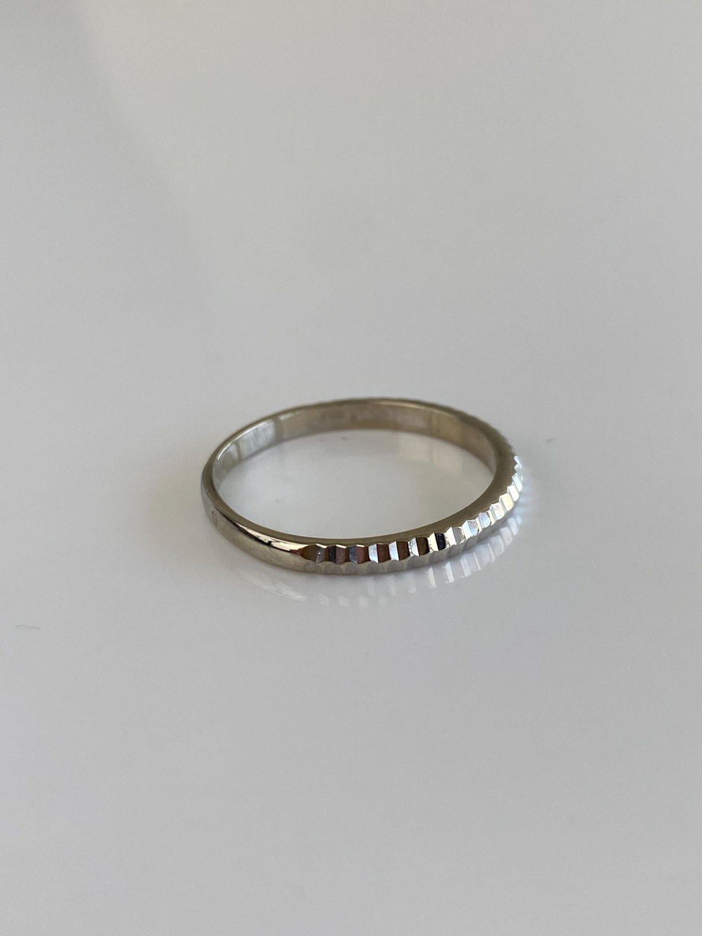 Vintage Solid 14k White Gold Diamond Cut Ring Band - Size 8.25