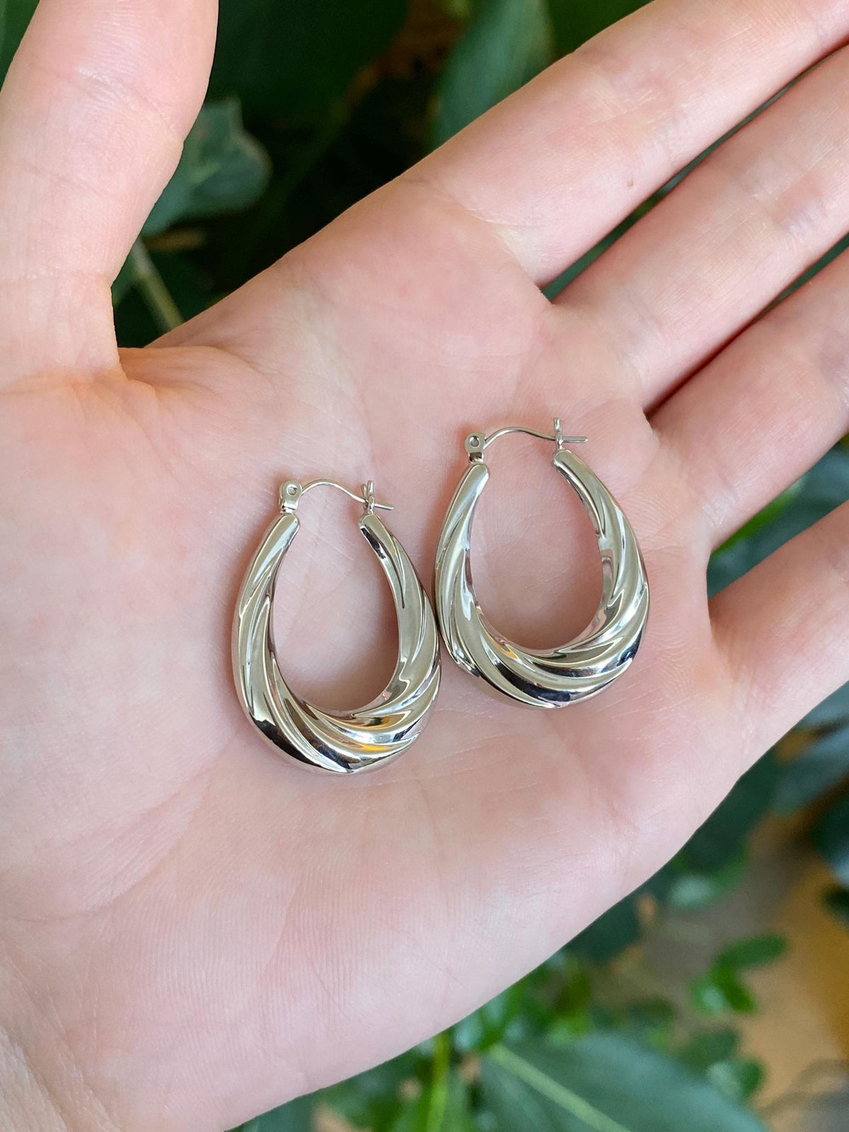Vintage 14k White Gold Scalloped Hoop Earrings