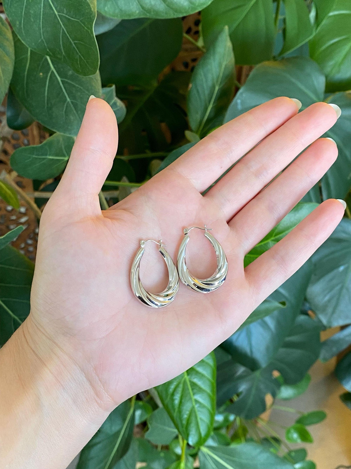 Vintage 14k White Gold Scalloped Hoop Earrings