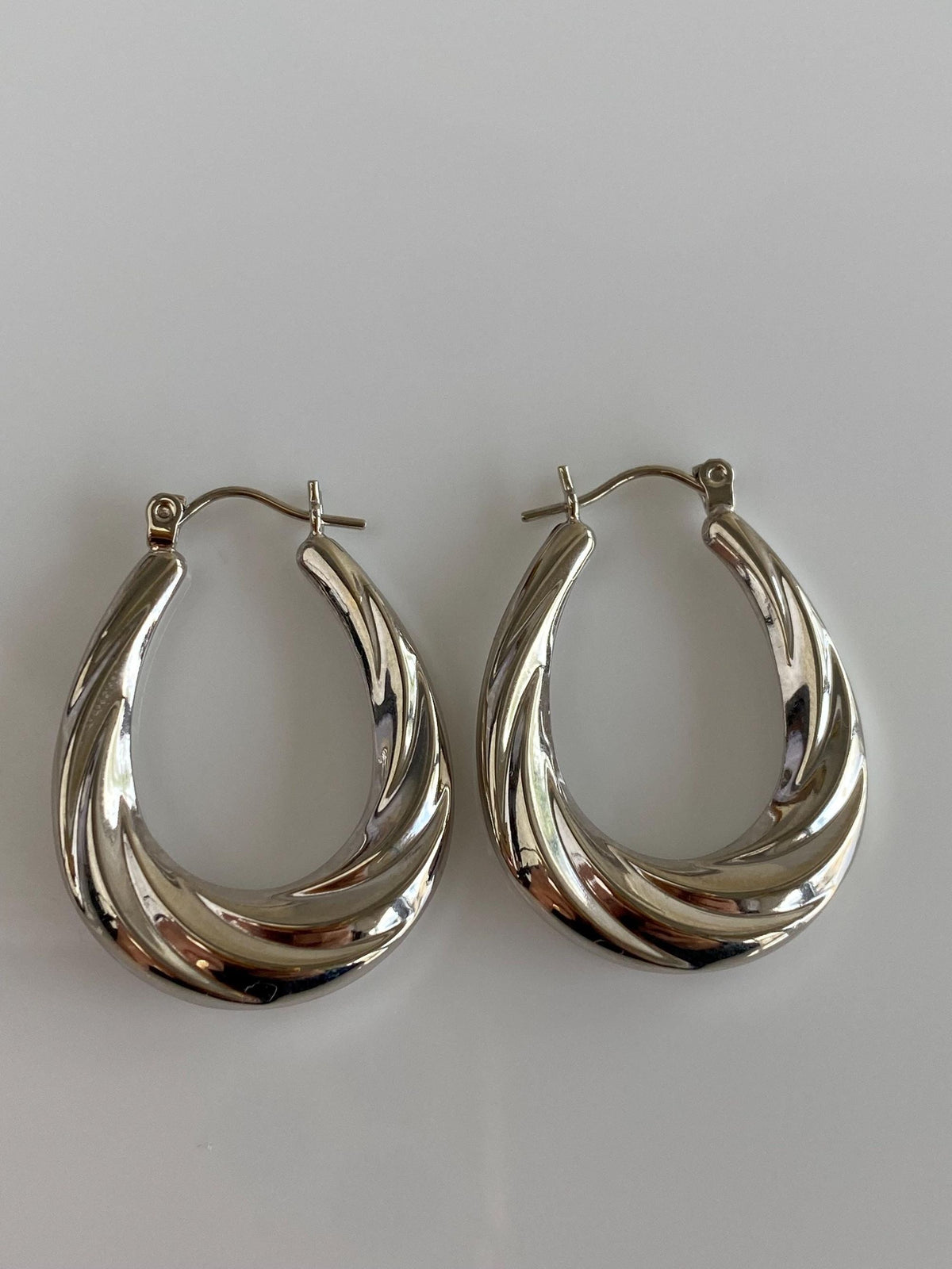 Vintage 14k White Gold Scalloped Hoop Earrings