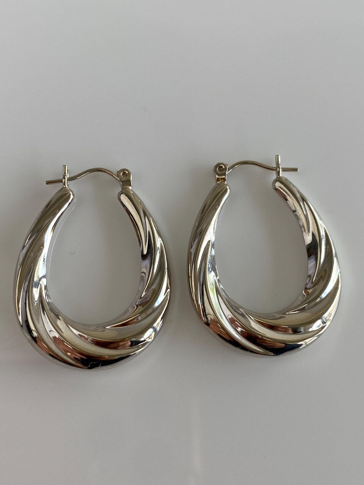 Vintage 14k White Gold Scalloped Hoop Earrings