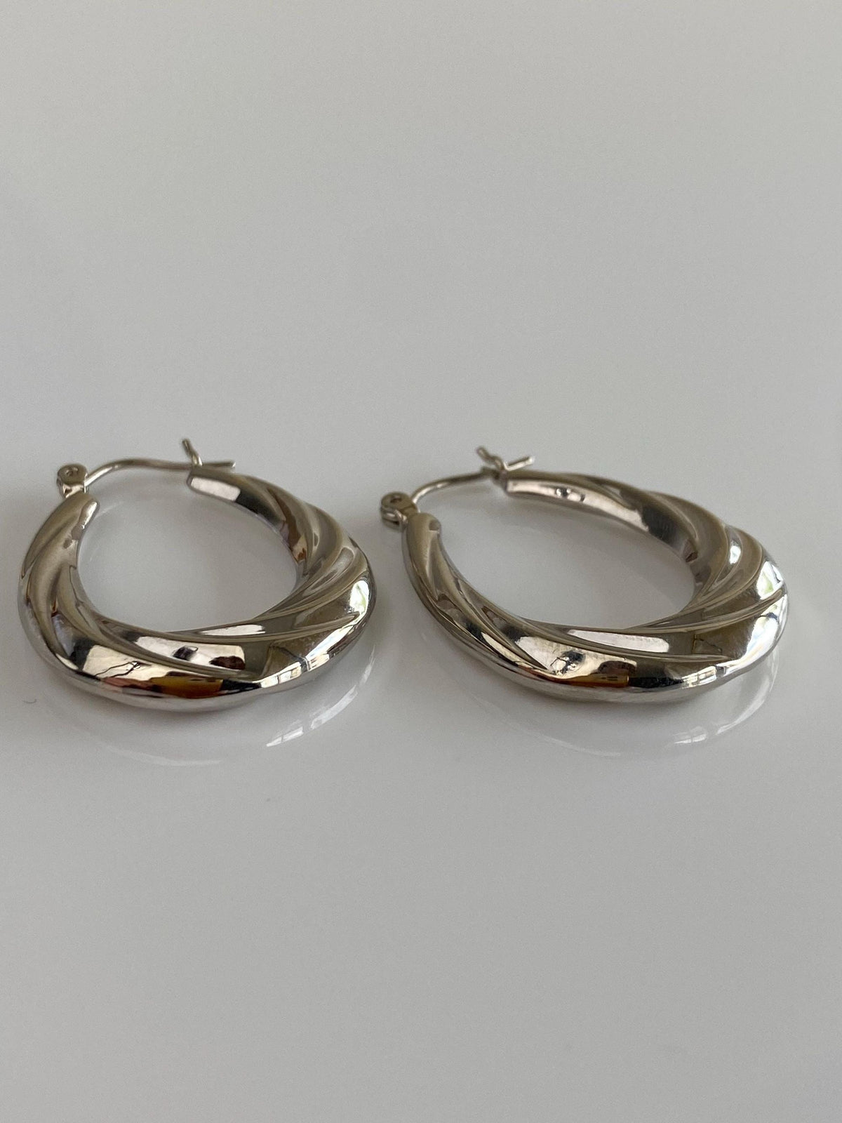 Vintage 14k White Gold Scalloped Hoop Earrings